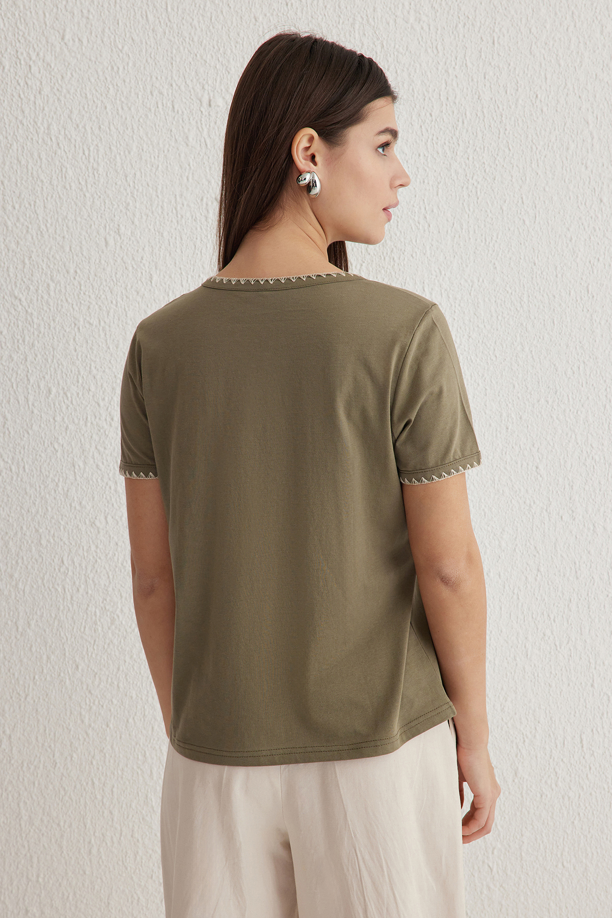 Trendyolmilla  Haki %100 Pamuk Kontrast Dikiş Detaylı Basic Bisiklet Yaka Örme T-Shirt TWOSS19AD0085 - Görsel 5