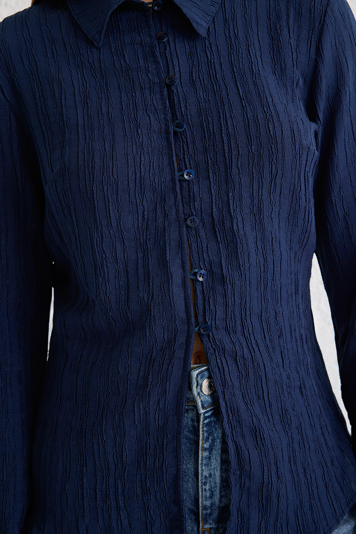 Trendyolmilla  Koyu Lacivert Dokulu Fitted Bele Oturan Dokuma Gömlek TWOSS24GO00002 - Görsel 5