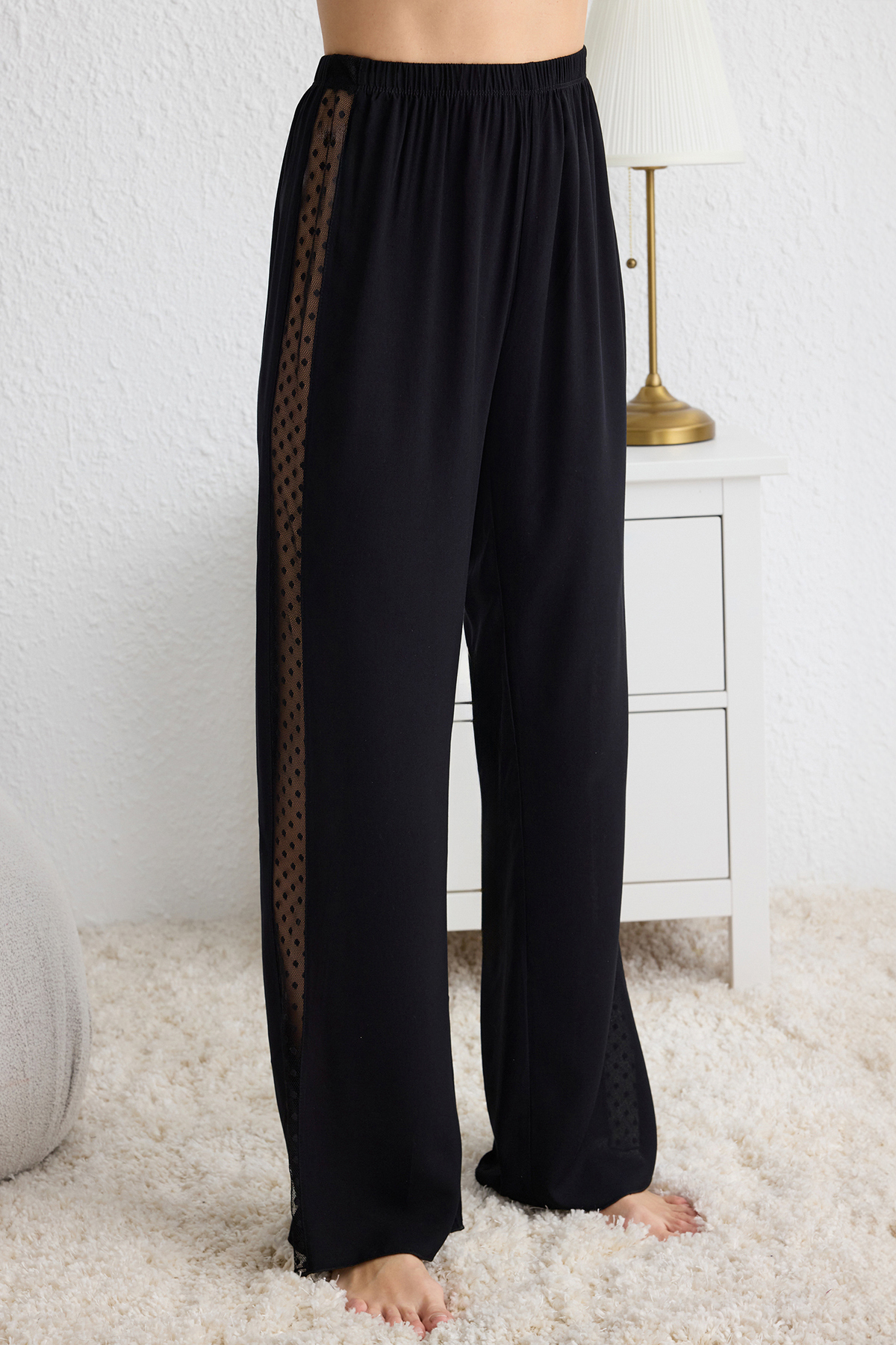 Trendyolmilla  Siyah Puantiyeli Dantel Detaylı İp Askılı Viskon Dokuma Pijama Takımı THMSS25PT00128 - Görsel 5