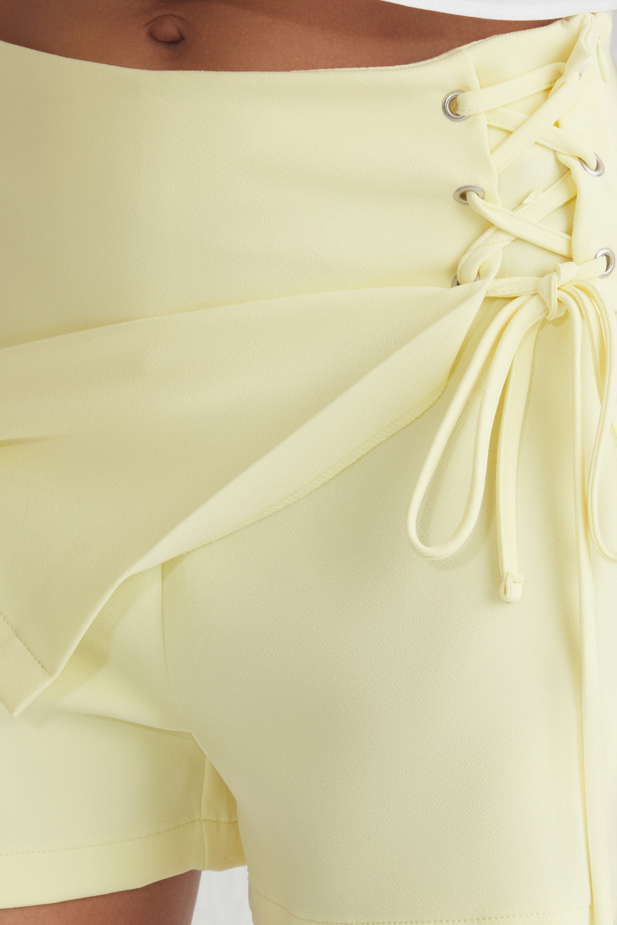 Trendyolmilla  Sarı Bağlama ve Kuşgözü Detaylı Dokuma Şort Etek TWOAW21SR0038 - Görsel 3