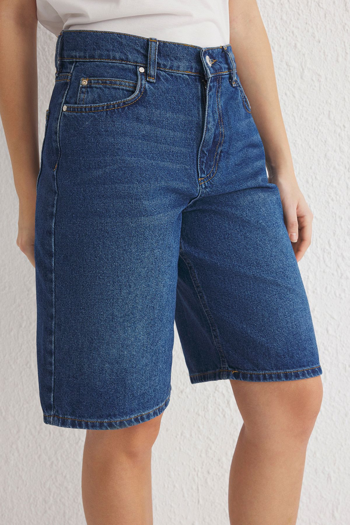 Kolekcia Trendyol-Tmavomodrá džínsovina s vysokým pásom Bermuda Twoss25Sr00017 3
