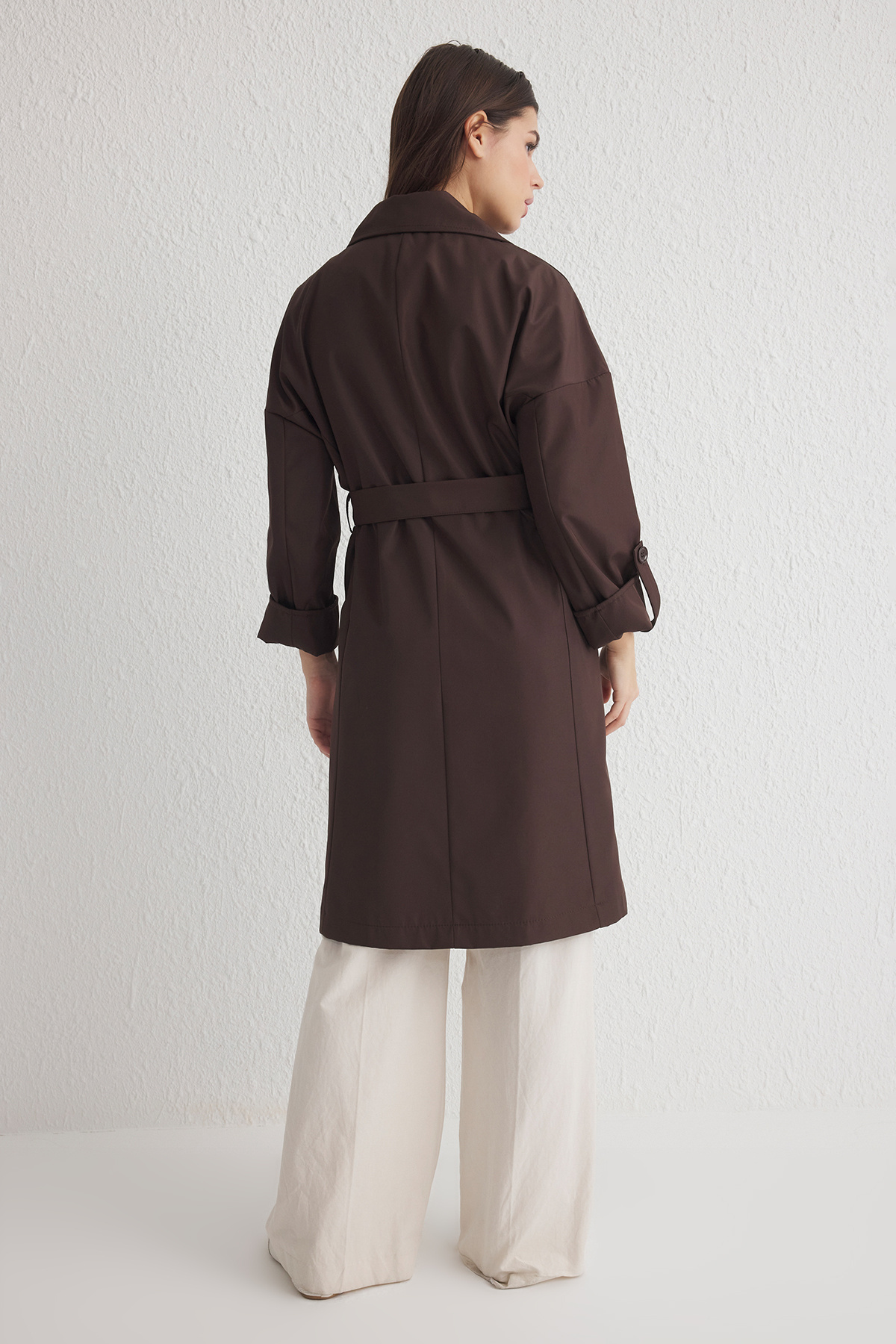Brauner, übergroßer Trenchcoat mit Gürtel TWOAW24TR00019
