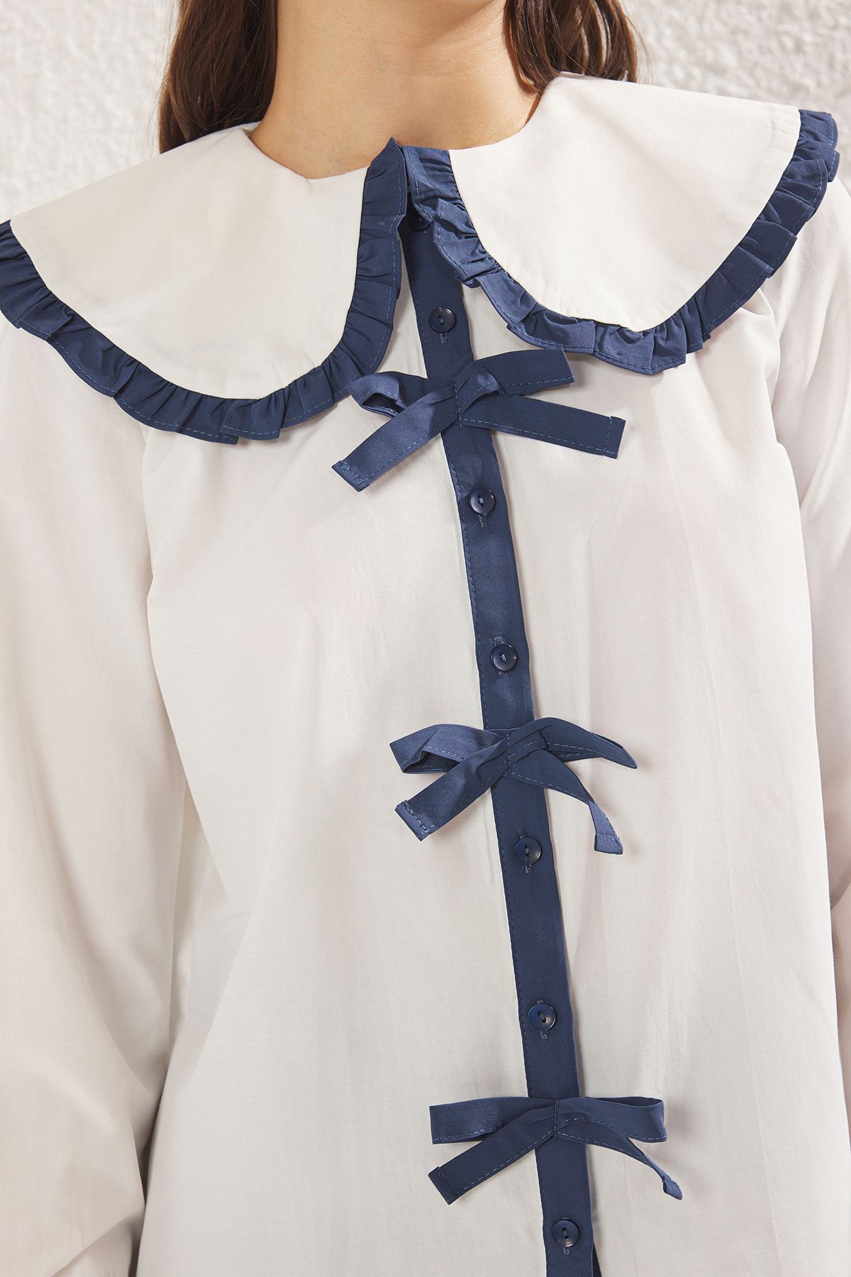 Trendyol Modest-Ecrufarbenes Babykragenhemd mit Schleifendetail TCTSS25TG00012 4