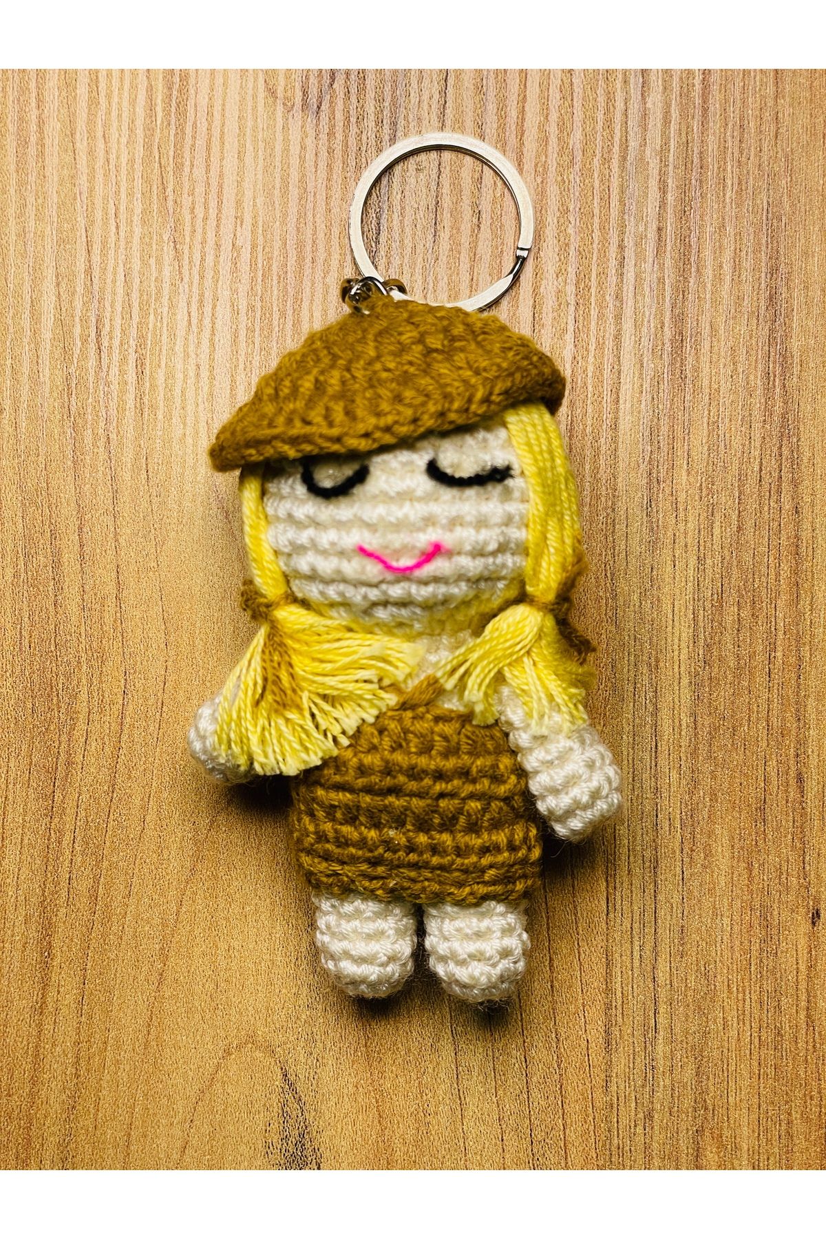 Demark Amigurumi Şapkalı Kahve Elbiseli Bej Kız Anahtarlık