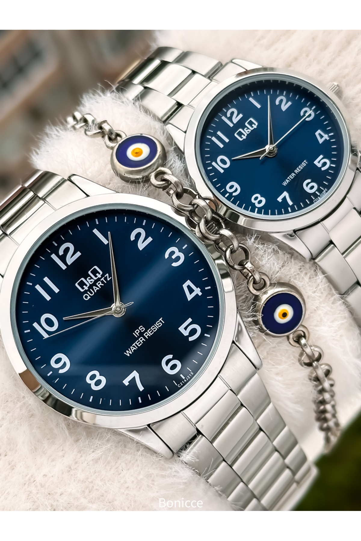 نوار فولادی نقره‌ای‌رنگ برند، صفحه آبی سرمه‌ای، ساعت با اعداد رومی + دستبند مهره‌های دعایی