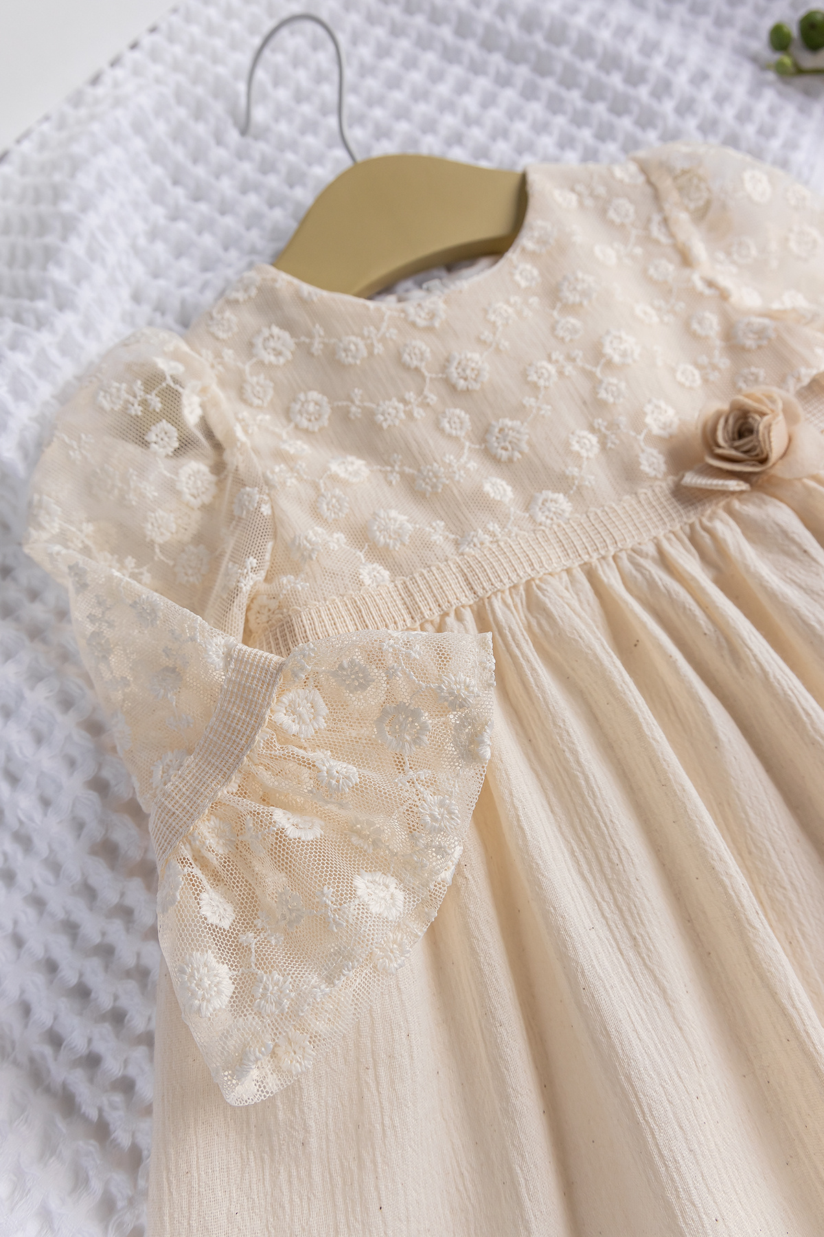 Babymod Dantel Tül Detaylı Dokuma Kumaş Krem Kız Bebek Elbise fotoğrafı 5 (önizleme)