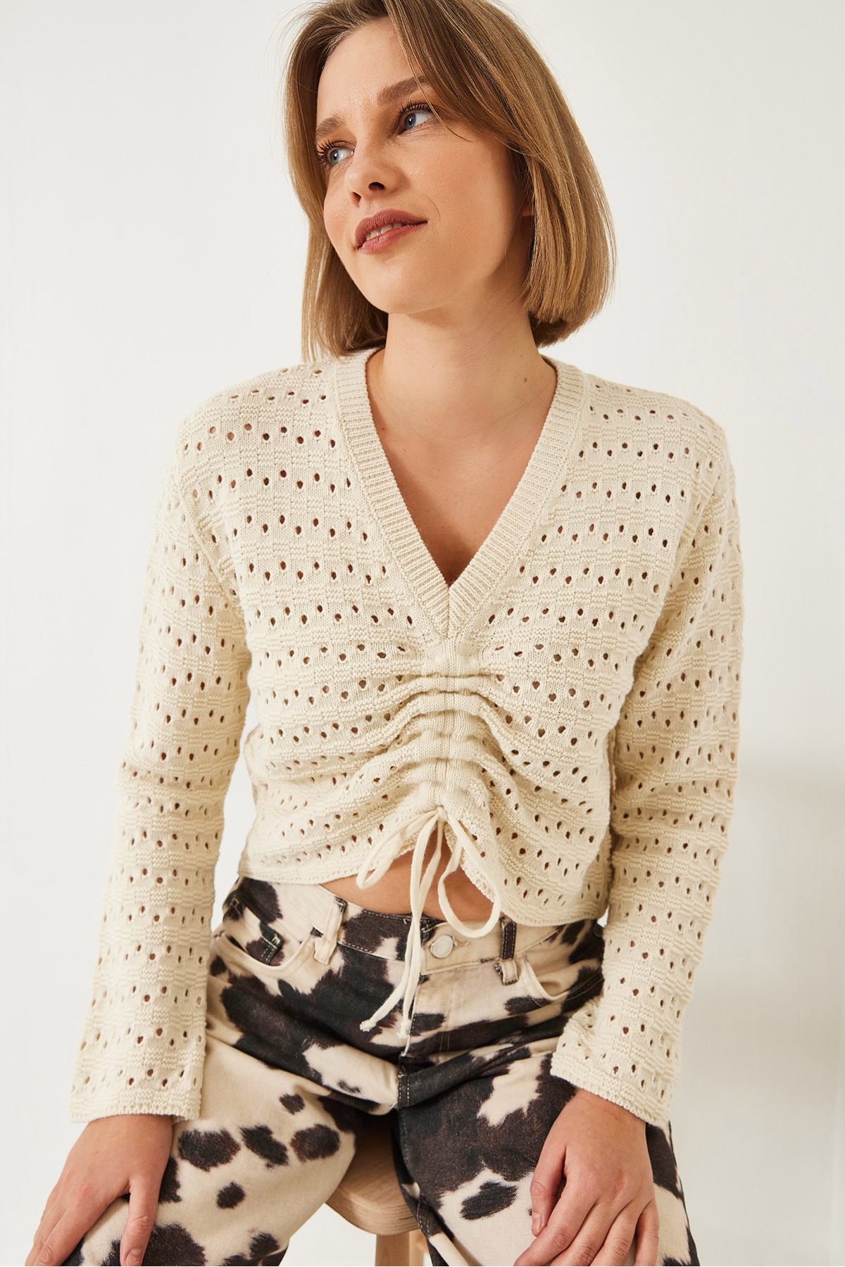 LUCCI Textured Lace V-Neck Crop Top with Ruffle Detail 3