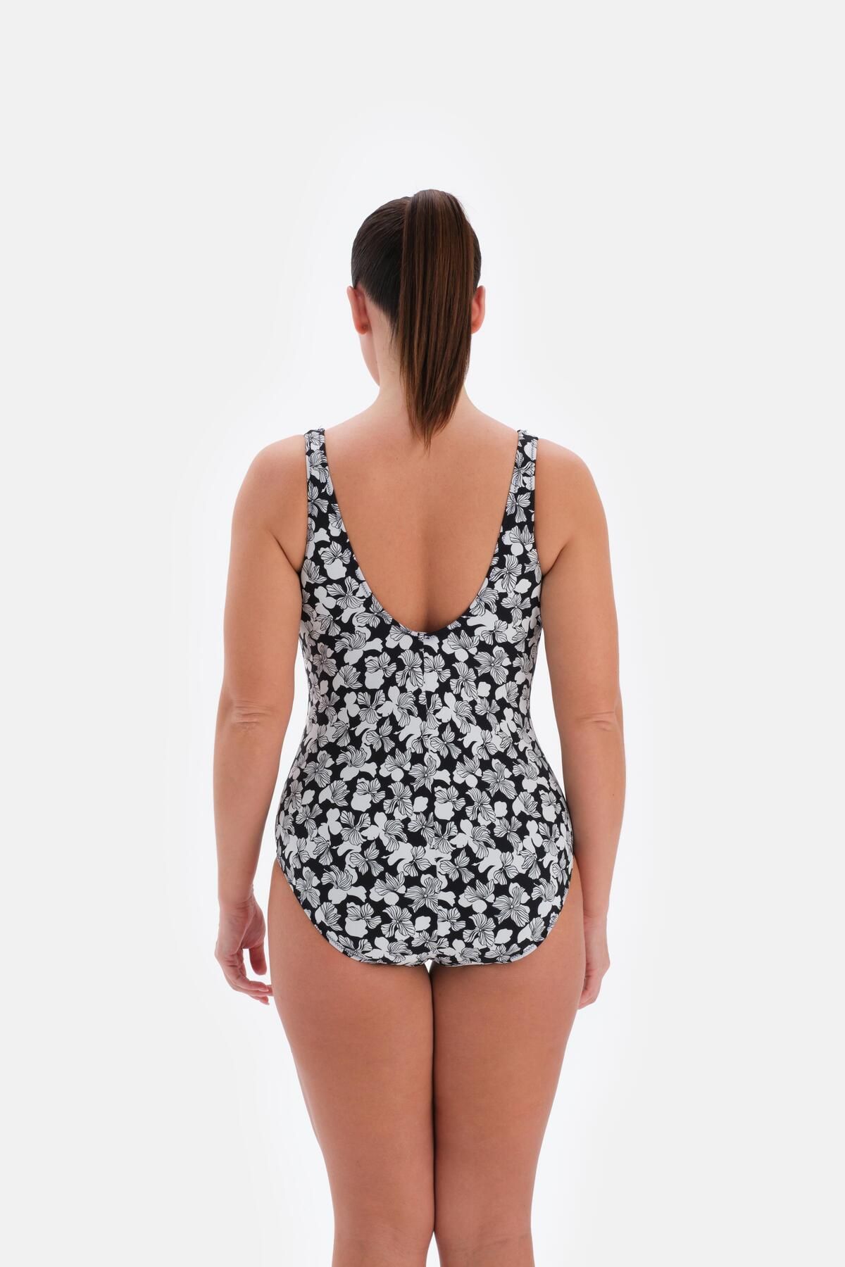 Eros-3239Moje modelové bílo-černé plavky se čtvercovým výstřihem 3