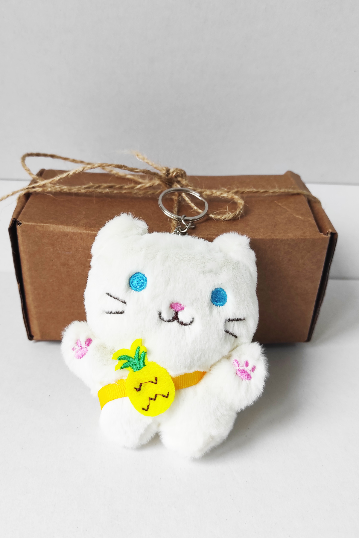 dudu kids Kraft Kutulu Peluş Beyaz MavişKedi Anahtarlık -10 Cm - Oyuncak - Çanta Süsü - Doğum Günü Hediyesi fotoğrafı 2 (önizleme)