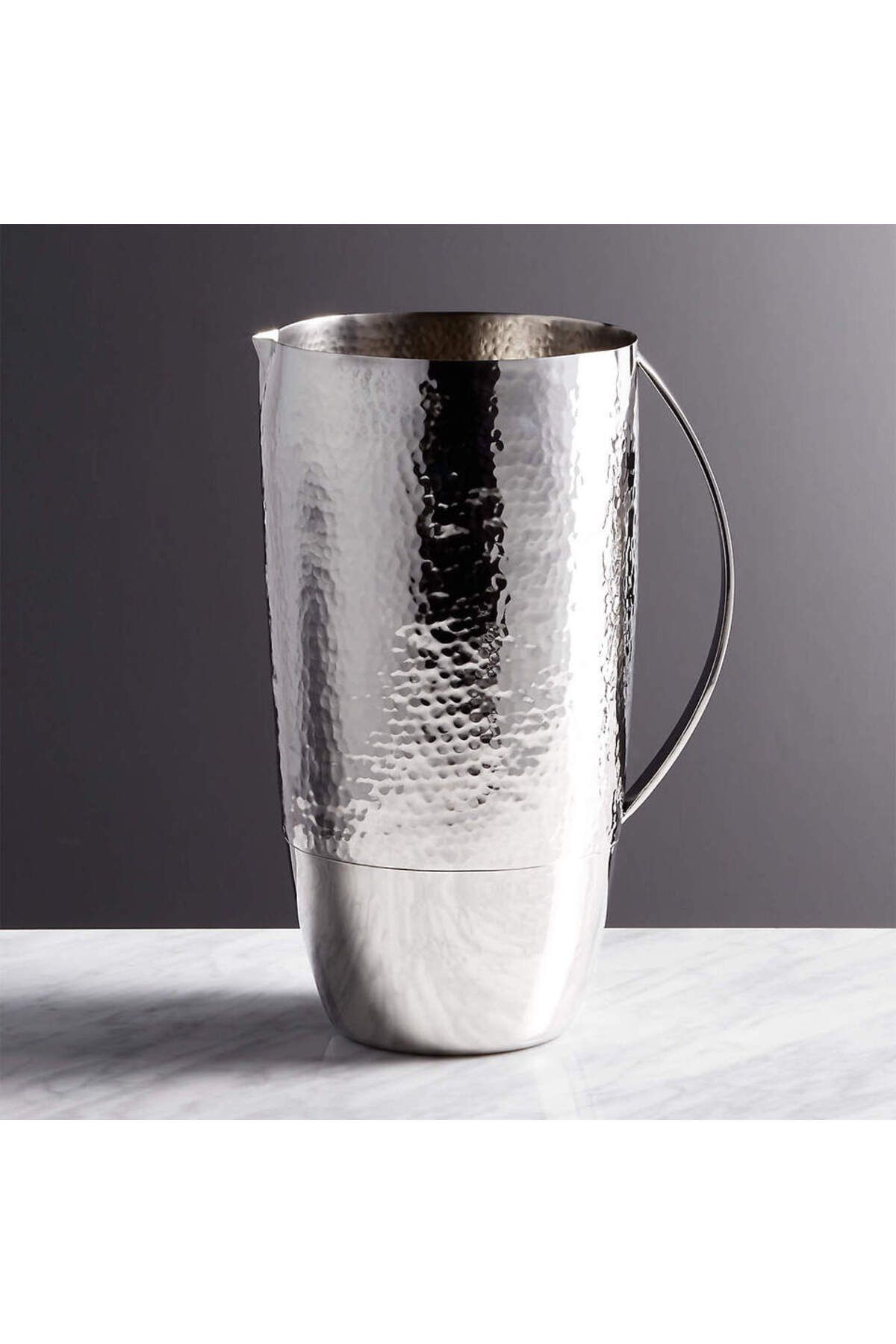 Crate & Barrel Graham 82 oz. Çekiçlenmiş Metal Sürahi, Şıklığın Zirvesi