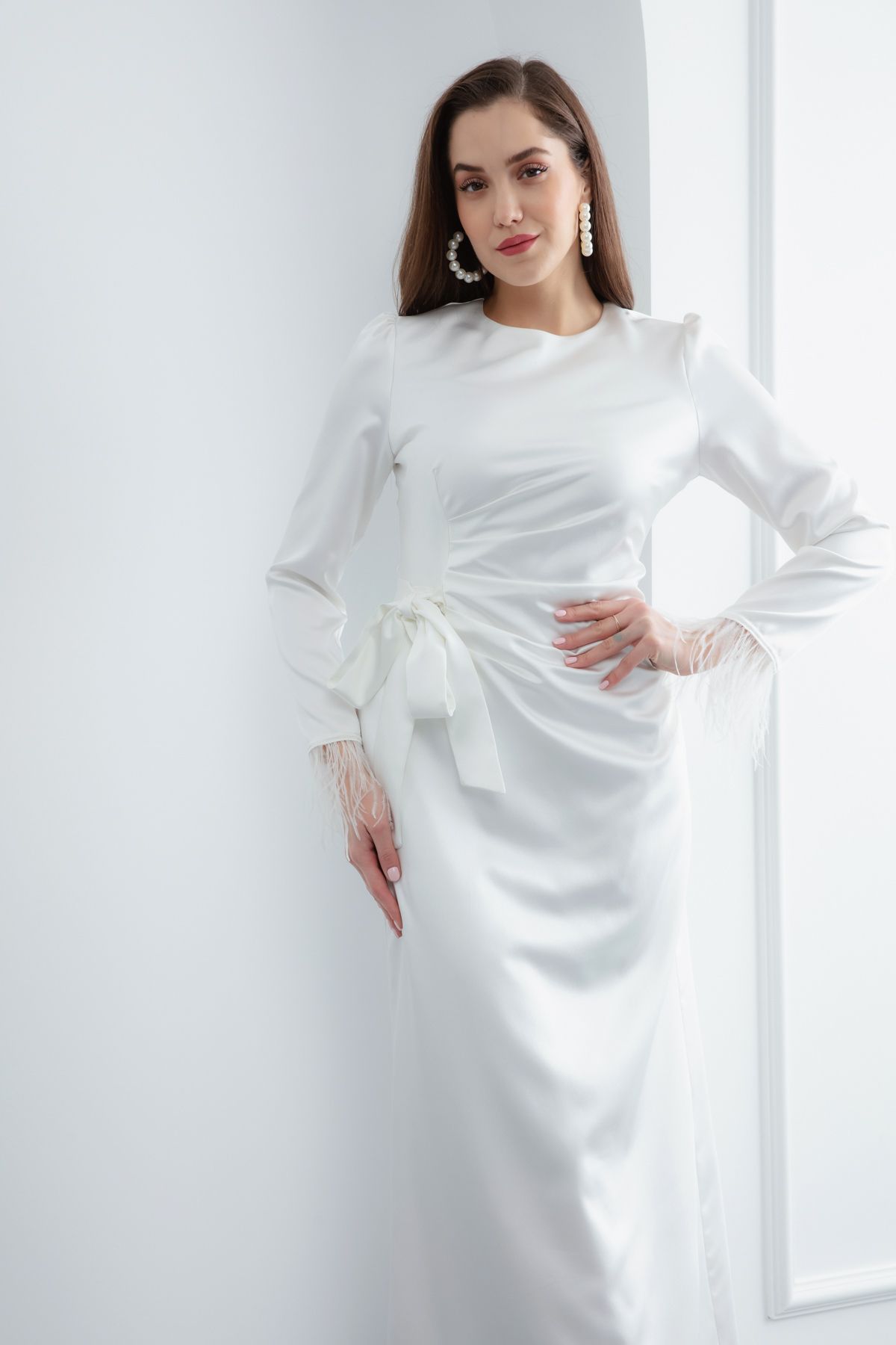 Lafaba-Damen-Abendkleid aus weißem, pelzigem Satin mit Ärmeln 2