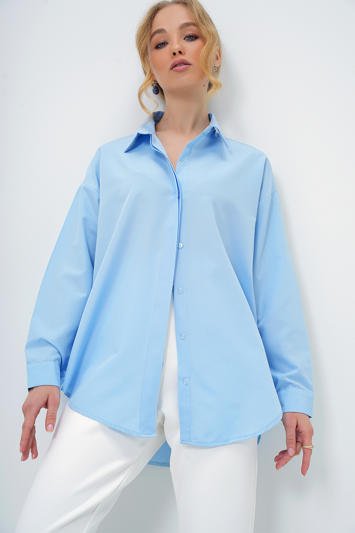 Trend Alaçatı Stili  Kadın Bebe Mavi Oversize Uzun Dokuma Gömlek ALC-X6828 - Görsel 2