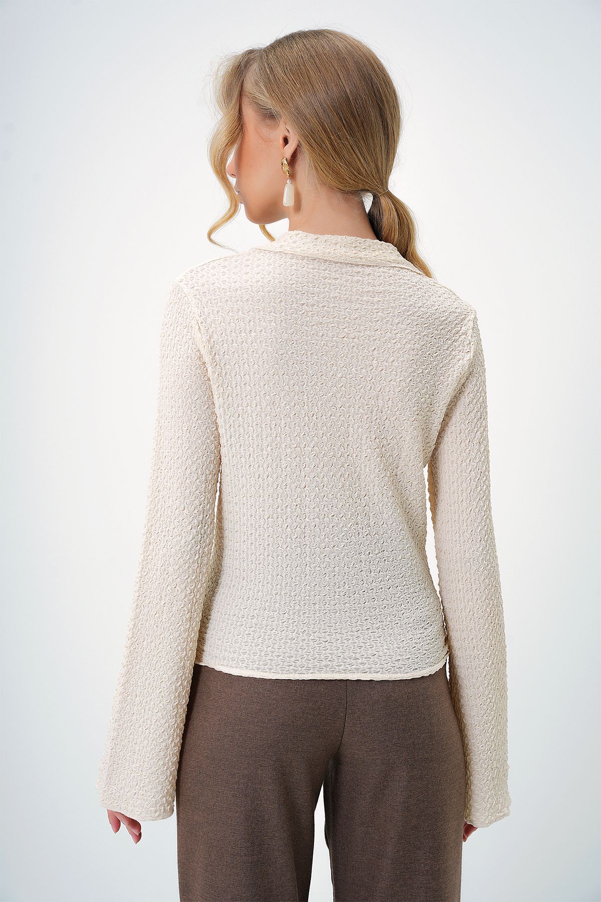 Trend Alaçatı Stili-Koszule damskie letnie z dekoltem w serek i rękawami w stylu hiszpańskim w kolorze ecru z tkaniny seersucker Alc-X13459 6