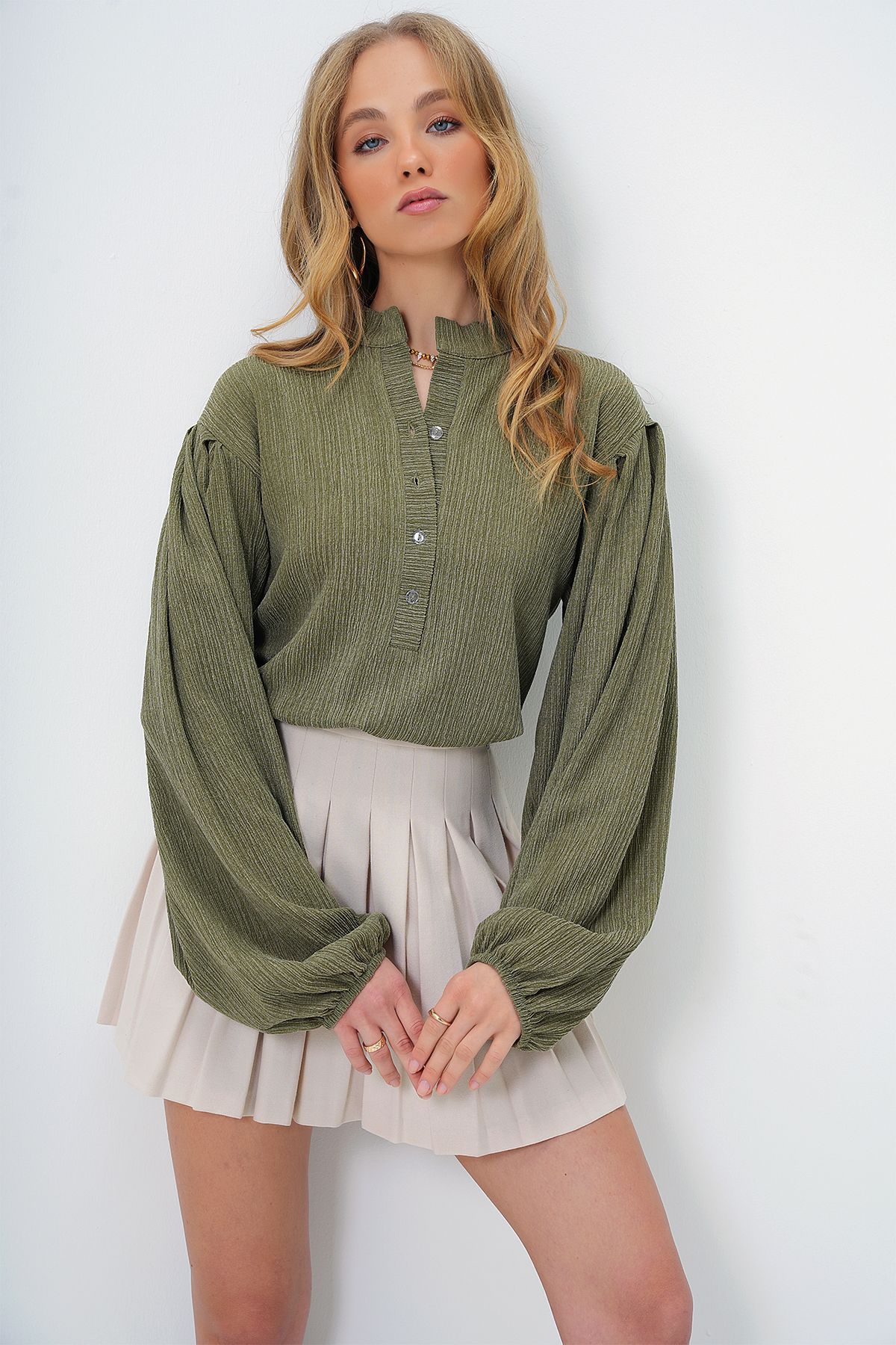 Trend Alaçatı Stili-Dámská světlá khaki převládající límec knoflík vpředu s balonovým rukávem texturovaná zavinovací košilová halenka Alc-X11872 3