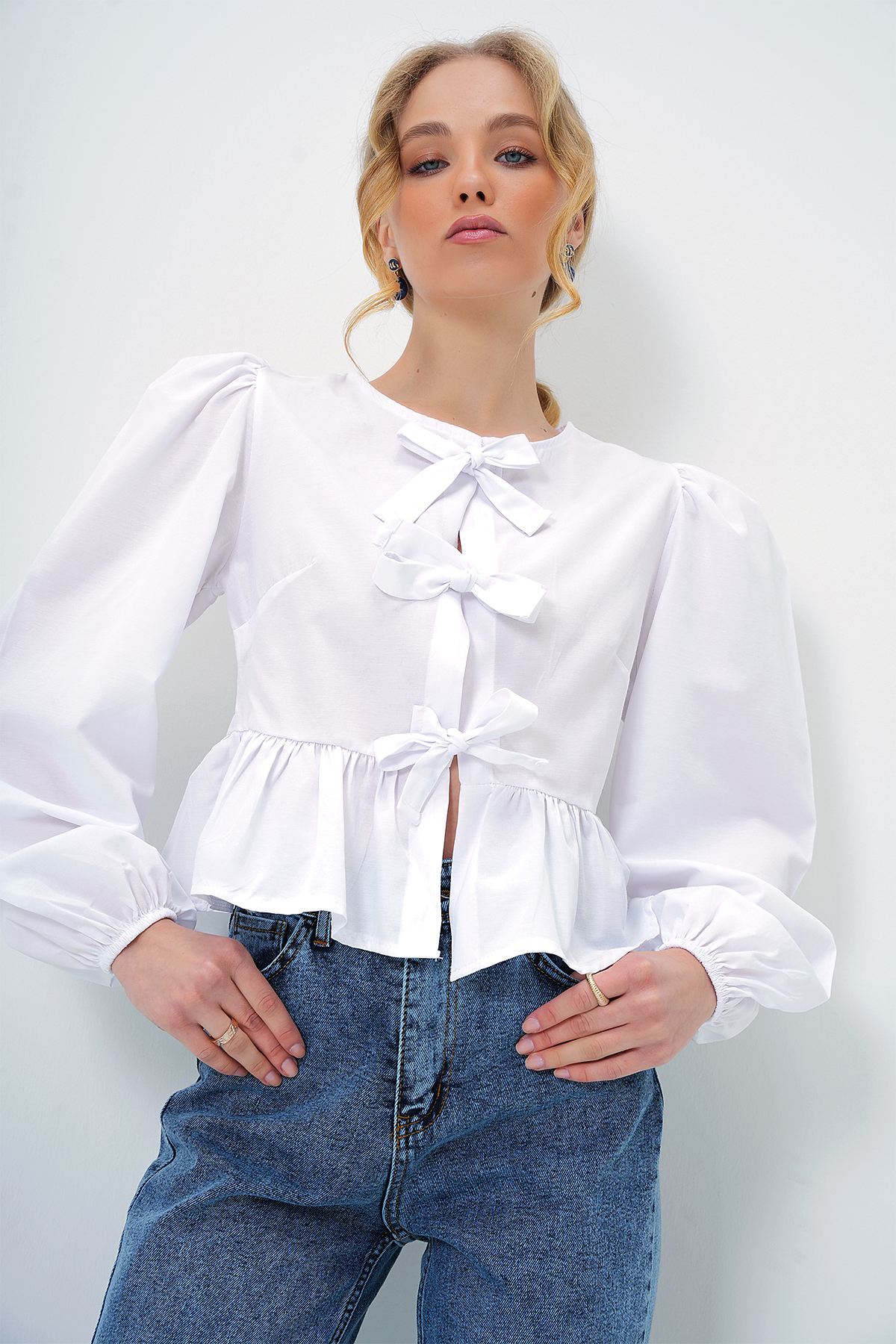 Trend Alaçatı Stili  Kadın Beyaz Bisiklet Yaka Fiyonk Bağlamalı Prenses Kol Poplin Bluz Alc-X13375 - Görsel 5