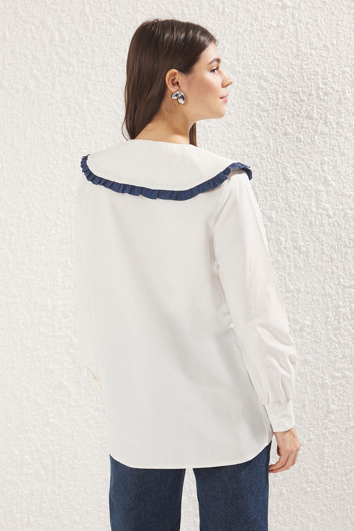 Trendyol Modest-Ecrufarbenes Babykragenhemd mit Schleifendetail TCTSS25TG00012 5