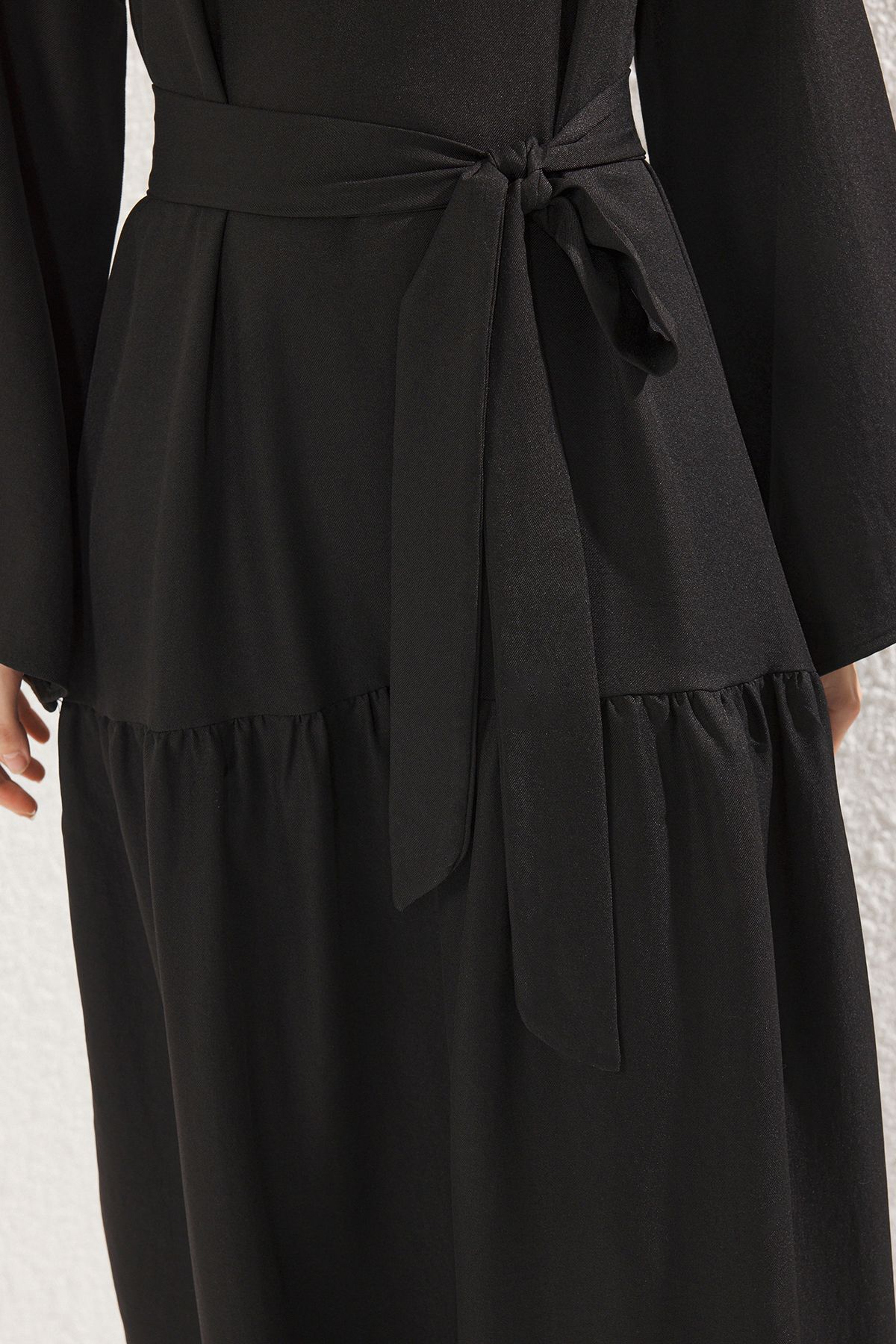 Trendyol Modest-Gewebtes Kleid im Leinen-Look mit schwarzer Schärpe TCTSS25EB00059 3
