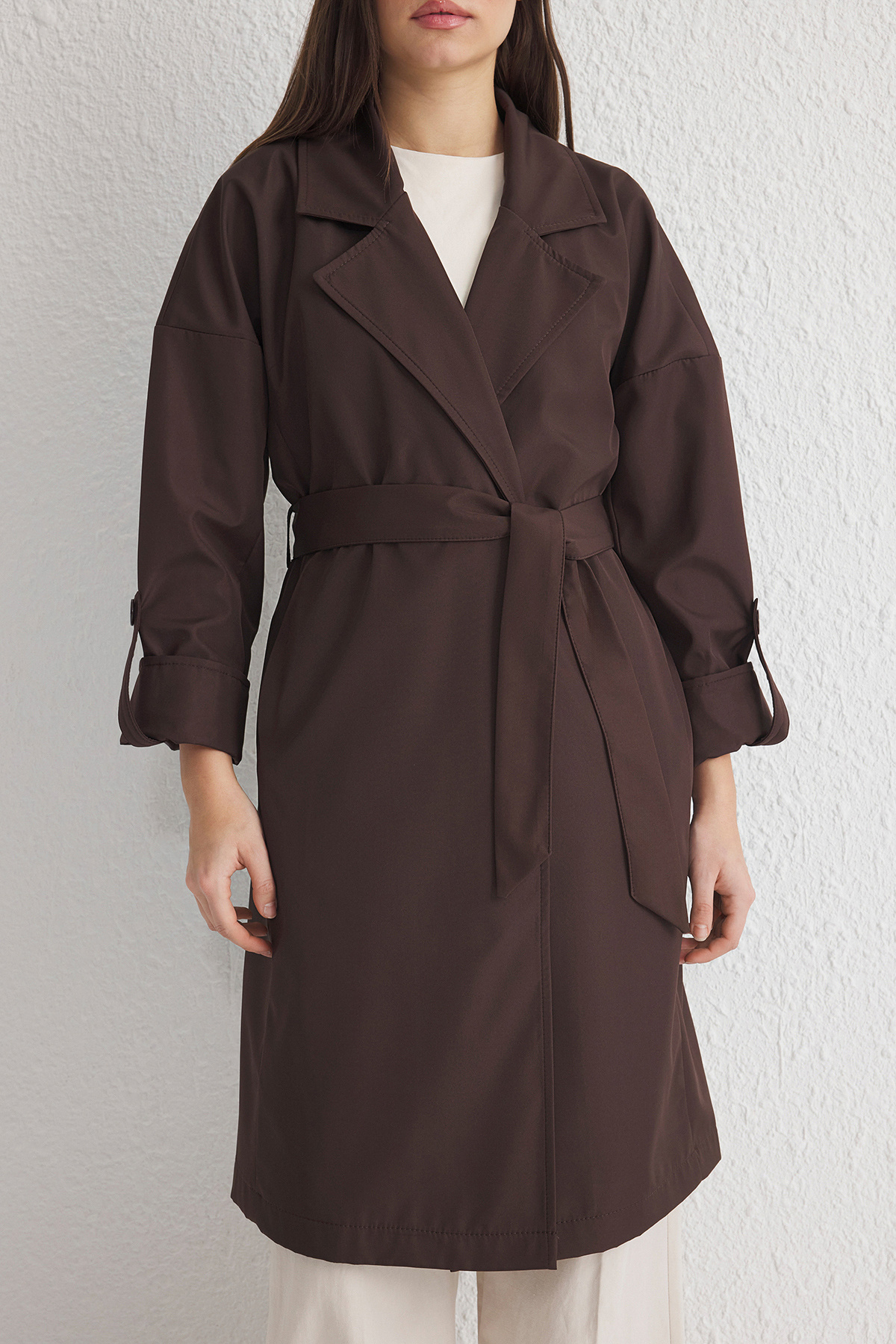 Brauner, übergroßer Trenchcoat mit Gürtel TWOAW24TR00019