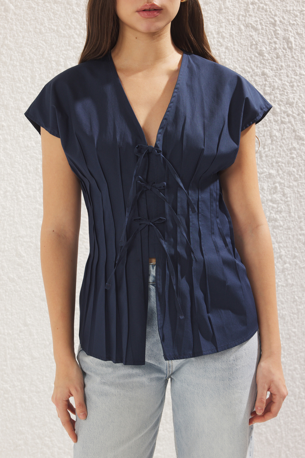 Trendyolmilla  Lacivert Fitted Belde Pens Detaylı Bağlamalı Dokuma Gömlek TWOSS25GO00016 - Görsel 4