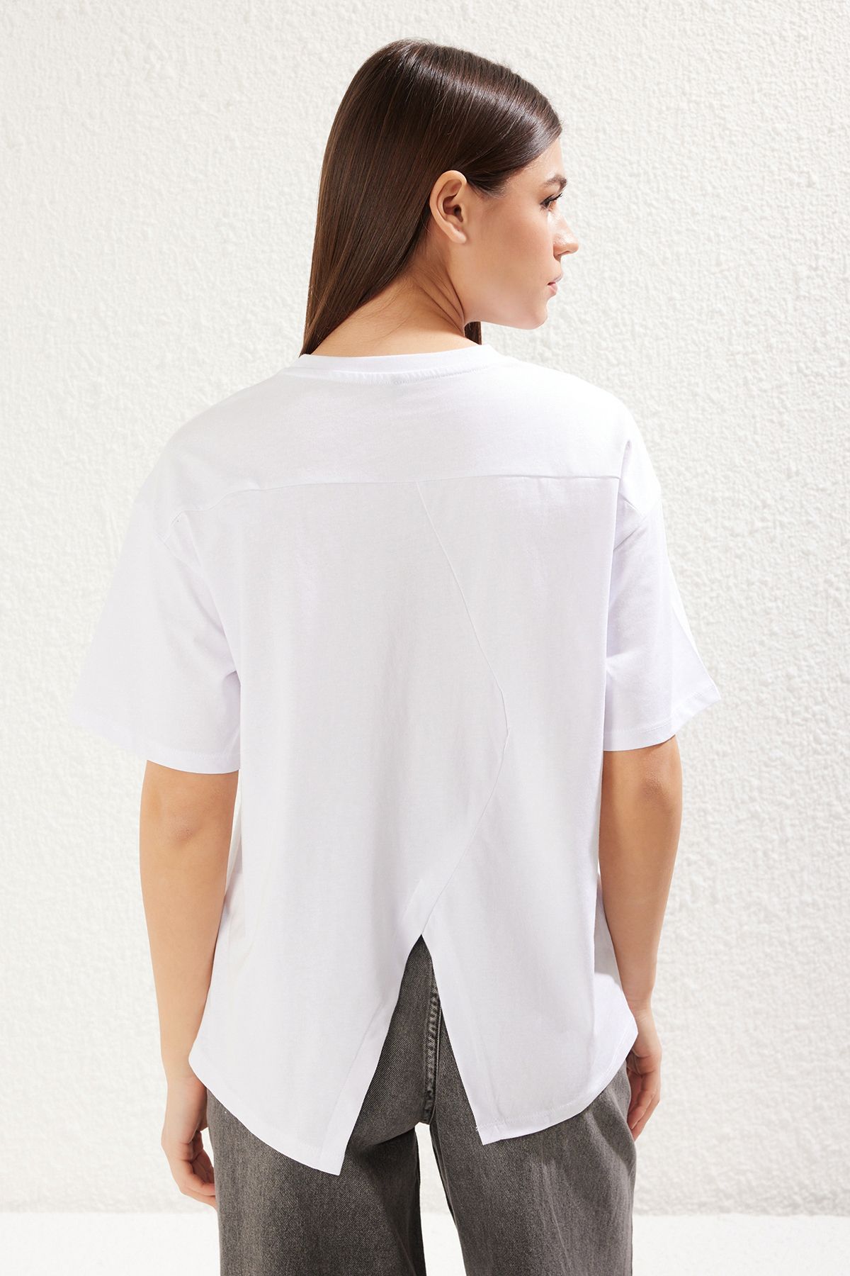 Trendyol Collection-Biała, dzianinowa koszulka T-shirt z dzianiny 100% Single Jersey Oversize/Wide Cut Asymetryczny tył Detal Twoss25Ts00040 5