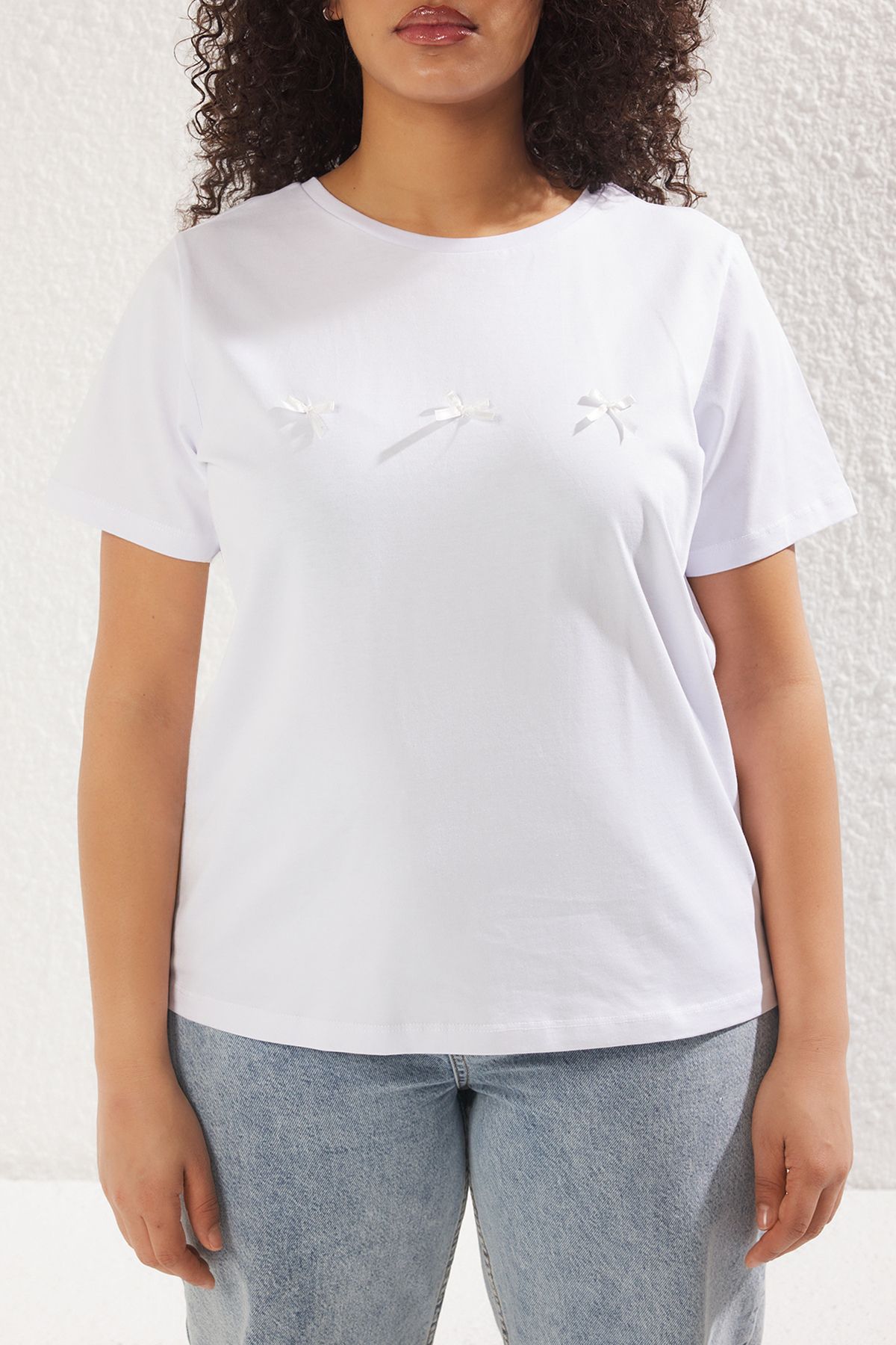 Trendyol Curve-Tricou alb slim fit cu fundă detaliată Crop Boy Plus Size tricotat TBBSS25BF00001 3