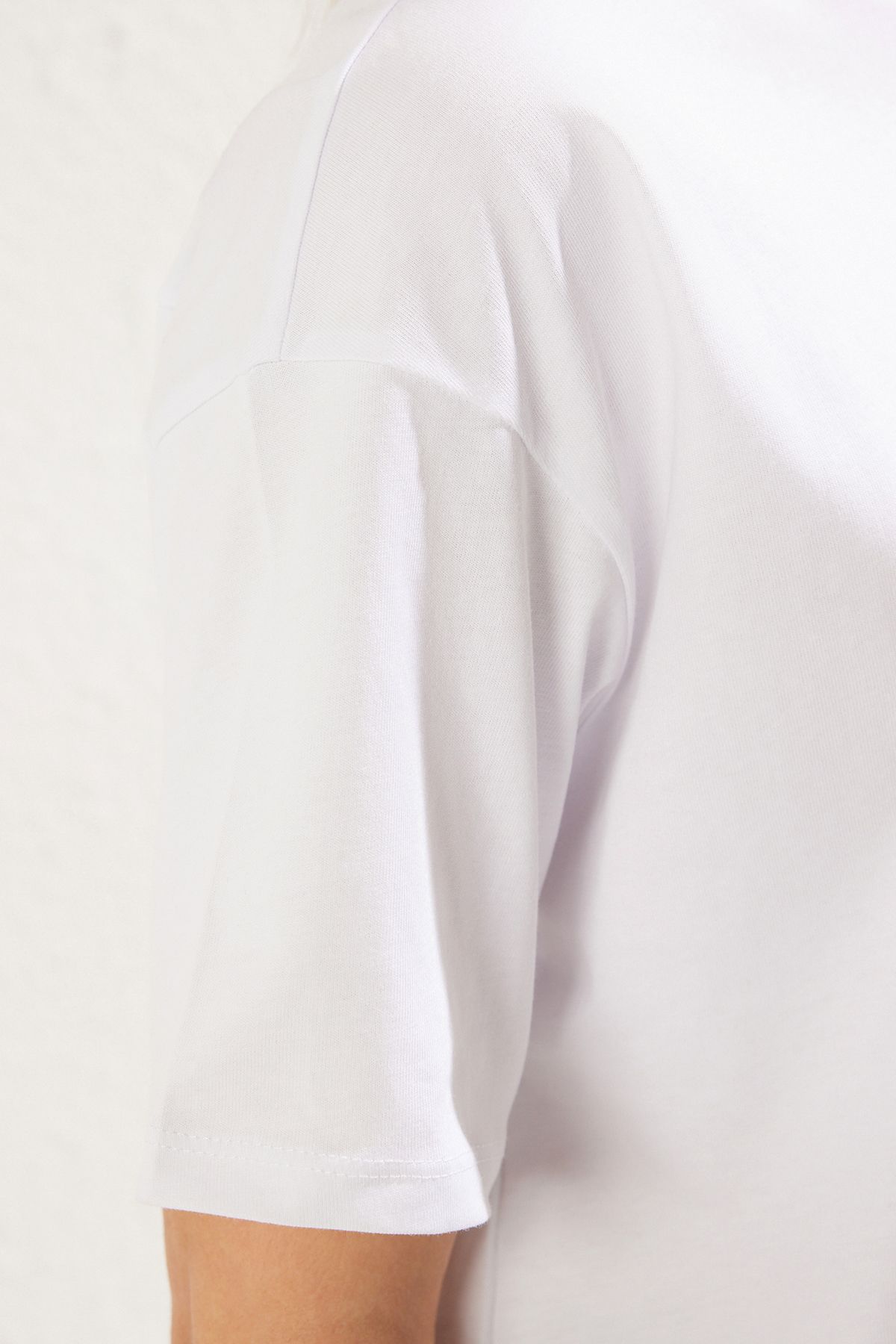 Trendyol Collection-Biała, dzianinowa koszulka T-shirt z dzianiny 100% Single Jersey Oversize/Wide Cut Asymetryczny tył Detal Twoss25Ts00040 4