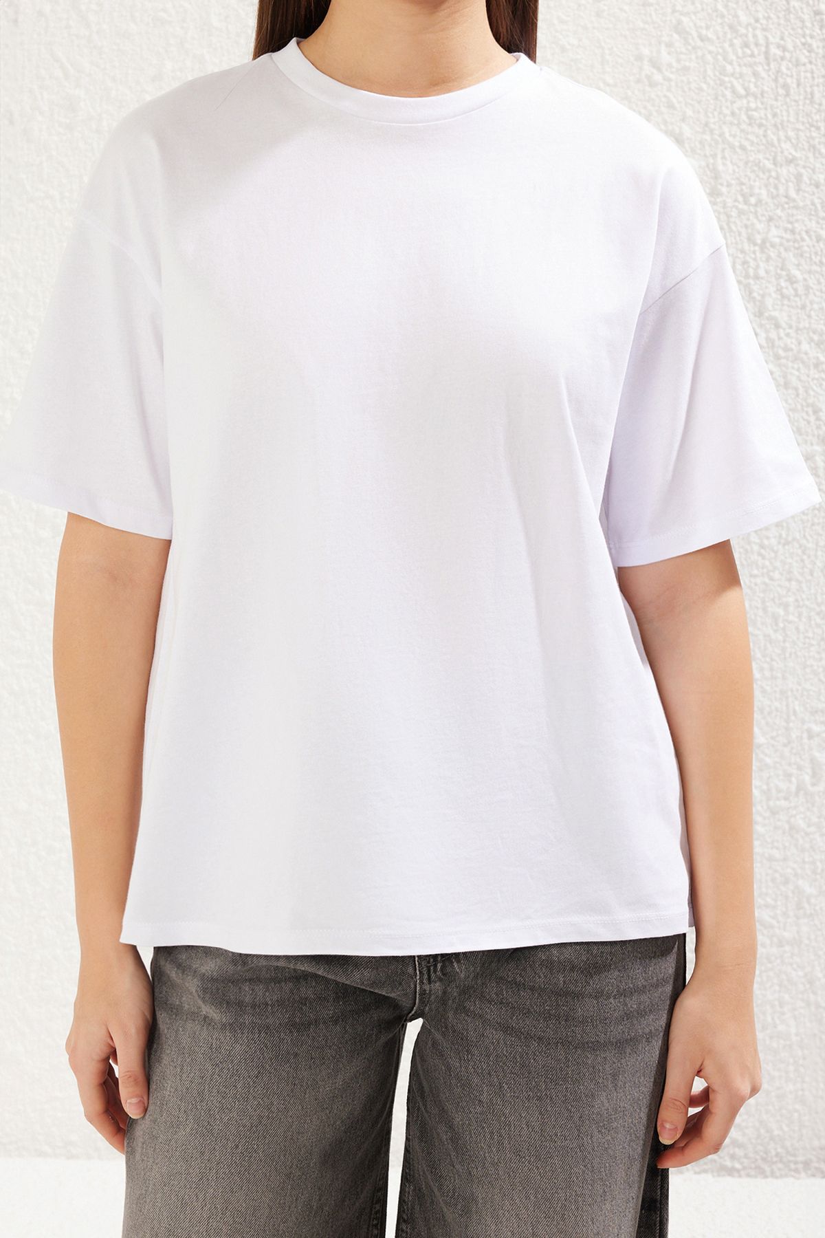 Trendyol Collection-Biała, dzianinowa koszulka T-shirt z dzianiny 100% Single Jersey Oversize/Wide Cut Asymetryczny tył Detal Twoss25Ts00040 3