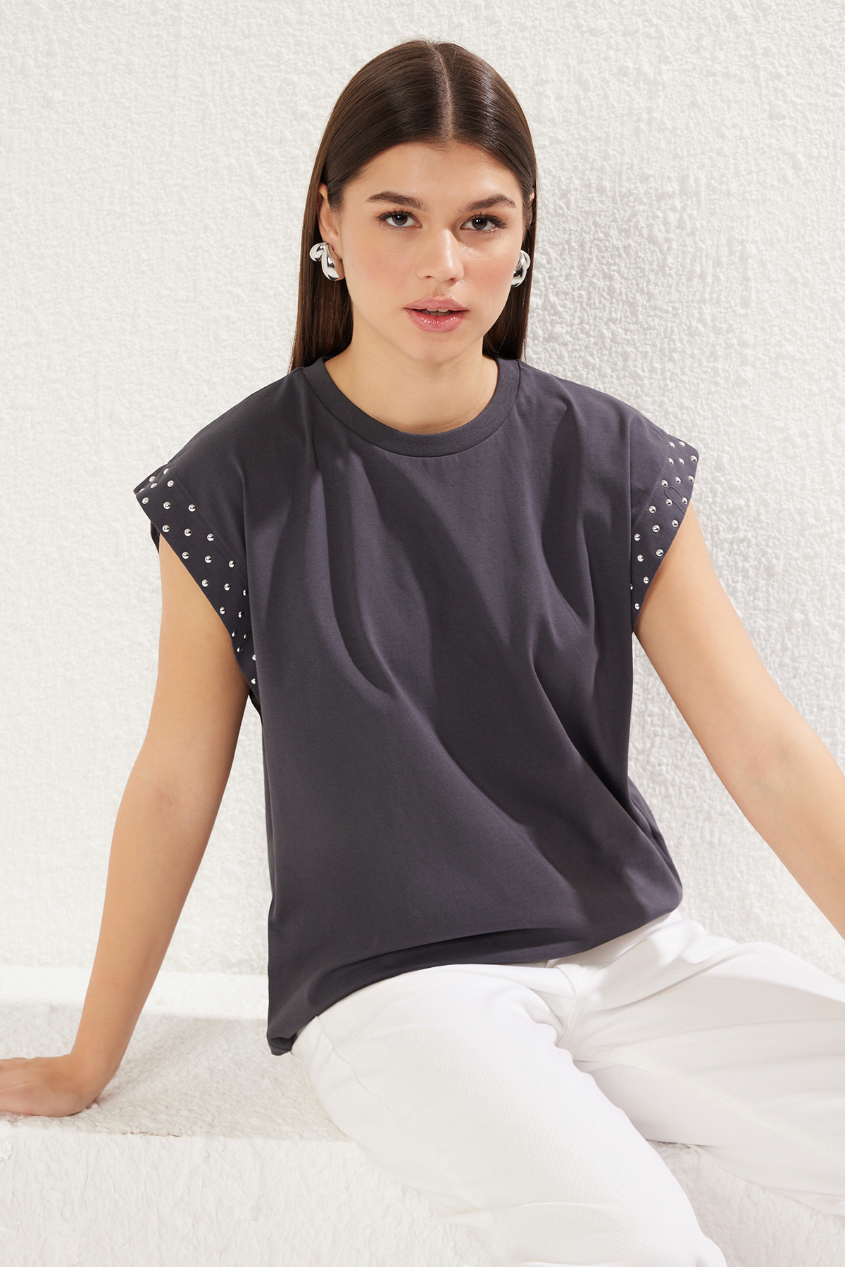 Trendyolmilla  Antrasit %100 Pamuk Zımba Detaylı Vatka Görünümlü Relaxed Bisiklet Yaka Örme T-Shirt TWOSS23TS00016 - Görsel 2