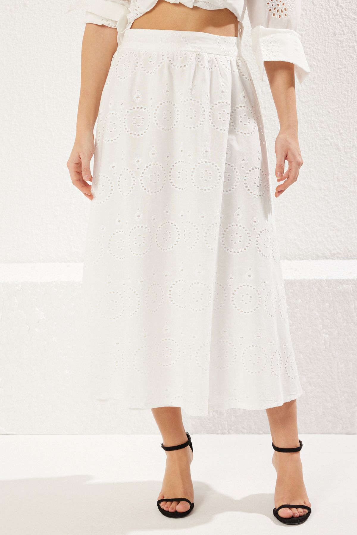 Trendyol Collection-Fusta țesătă lungime maxi din țesătură brodată cu broderie albă TWOSS25ET00028 5