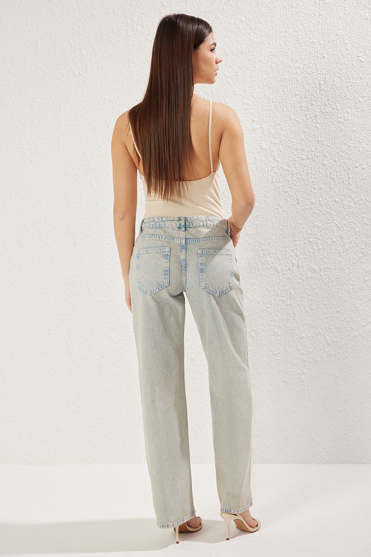 Trendyol Collection-Hellblaue Boyfriend-Jeans mit niedriger Taille TWOSS25JE00077 5