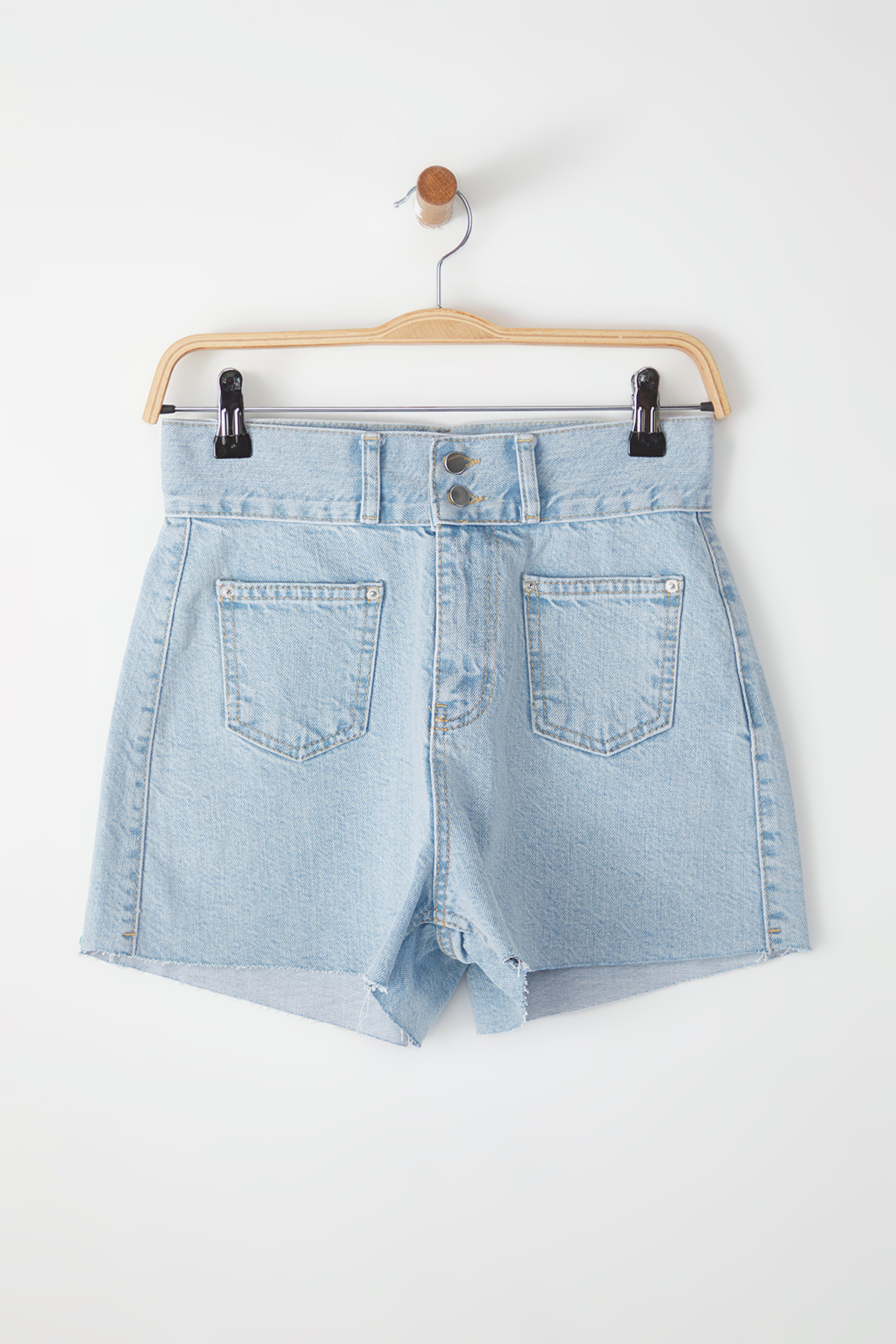 Trendyolmilla Açık Mavi Cep Detaylı Çift Düğmeli Paçası Kesikli Yüksek Bel Denim Şort TWOSS25SR00058