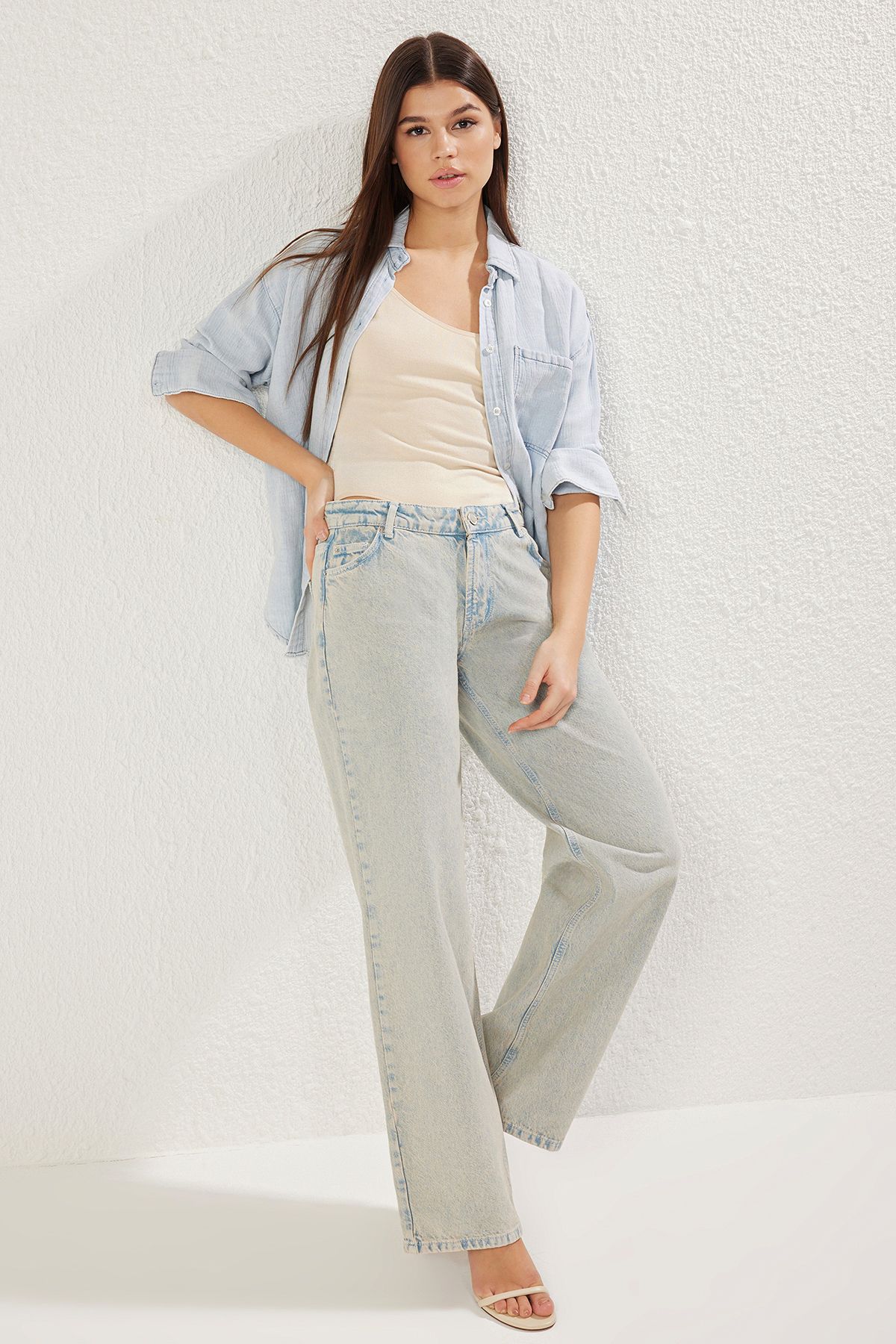 Trendyol Collection-Hellblaue Boyfriend-Jeans mit niedriger Taille TWOSS25JE00077 2