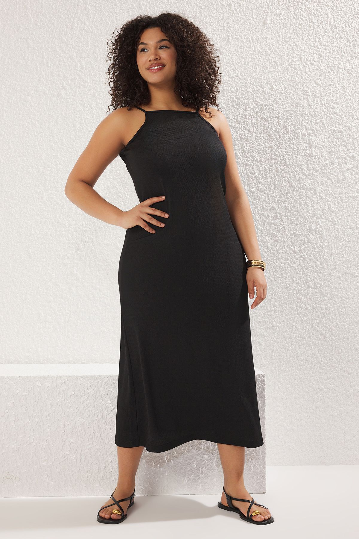 Trendyol Curve Plus Size Czarna Sukienka Maxi Z Dekoltem Halter - Owinięta Faktura Tbbss25ah00006 Kobieta - 2XL