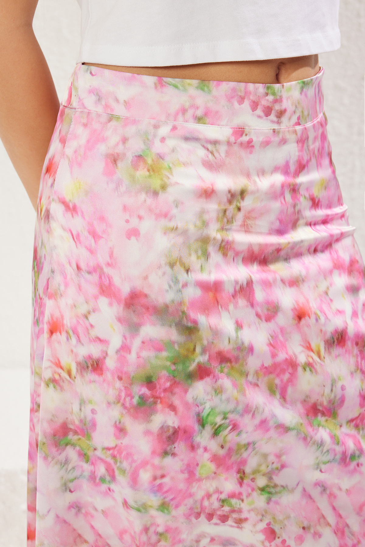 Trendyolmilla  Çok Renkli Batik Çiçek Desenli Saten Kumaş A-line Kalıp Midi Boy Dokuma Etek TWOSS25ET00034 - Görsel 4