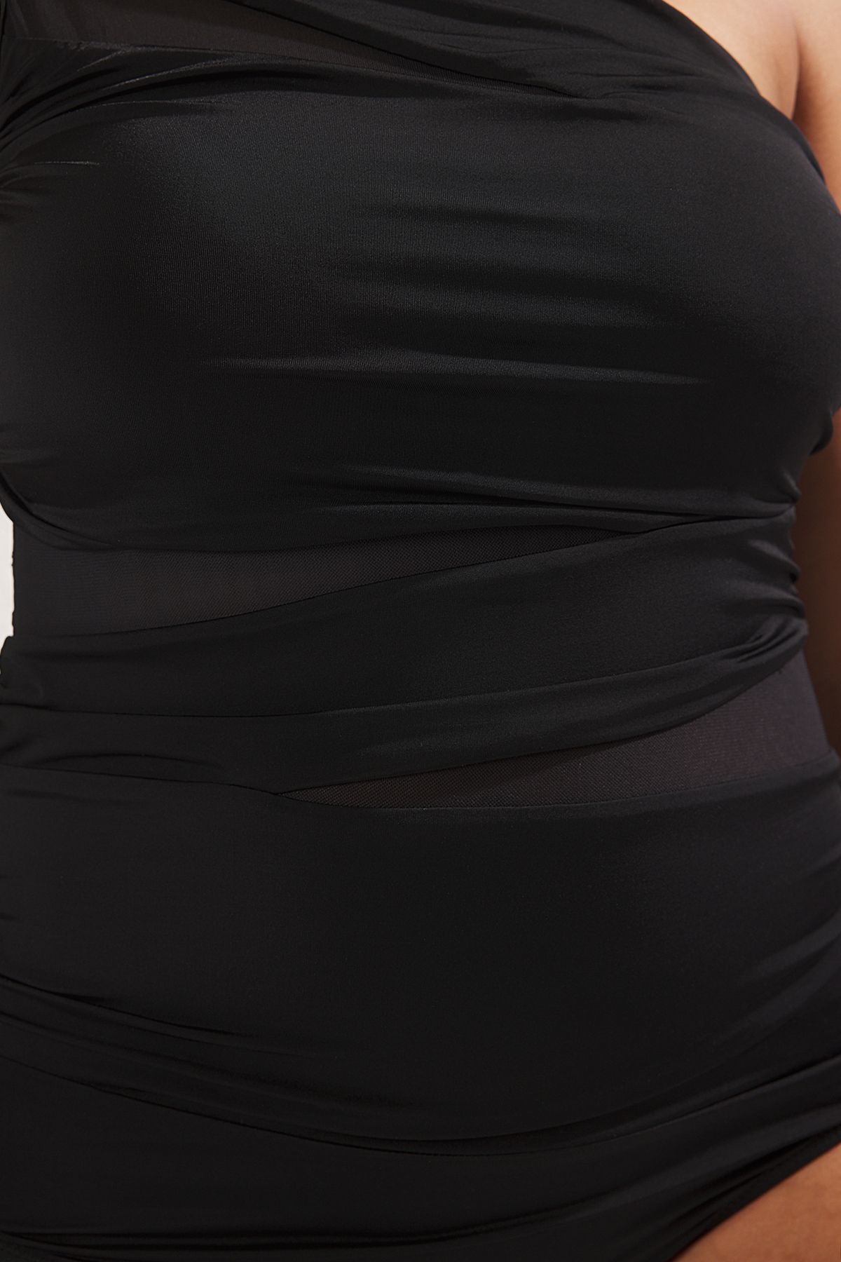 Trendyol Curve-Schwarzer One-Shoulder-Badeanzug mit Tülldetails und Kordelzug in Übergröße TBBSS25AM00014 4