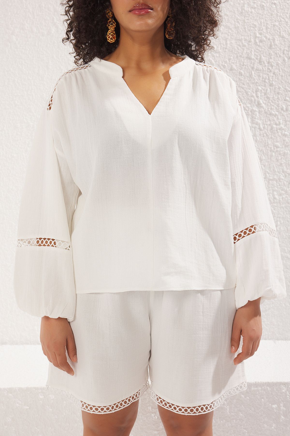 Trendyol Curve-Plus Size Ecru Musselin Strukturierte Guipure Detaillierte Strandkleidung Bluse TBBSS25AF00030 3