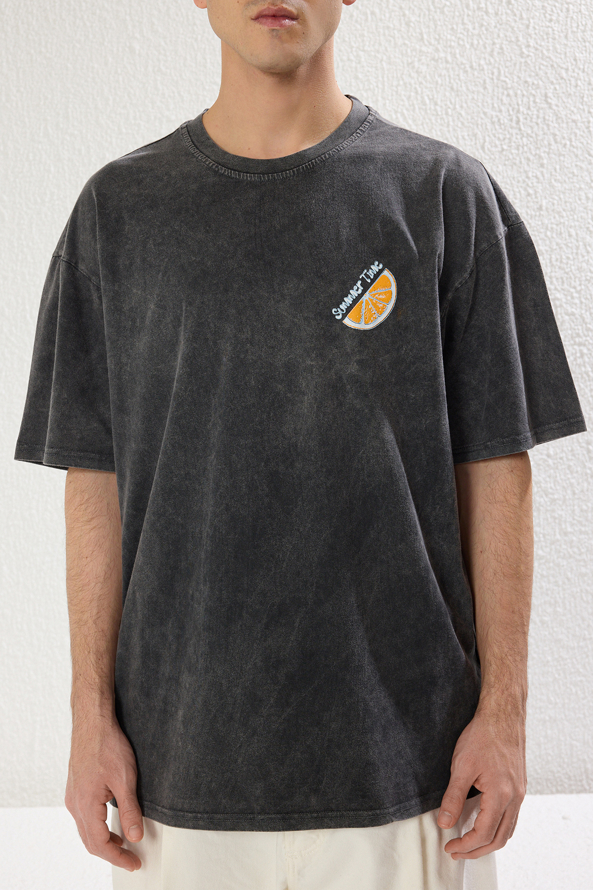 Trendyol Collection-Anthrazitfarbenes, übergroßes/breit geschnittenes, blass bedrucktes, dickes T-Shirt aus 100 % Baumwolle TMNSS25TS00015 3