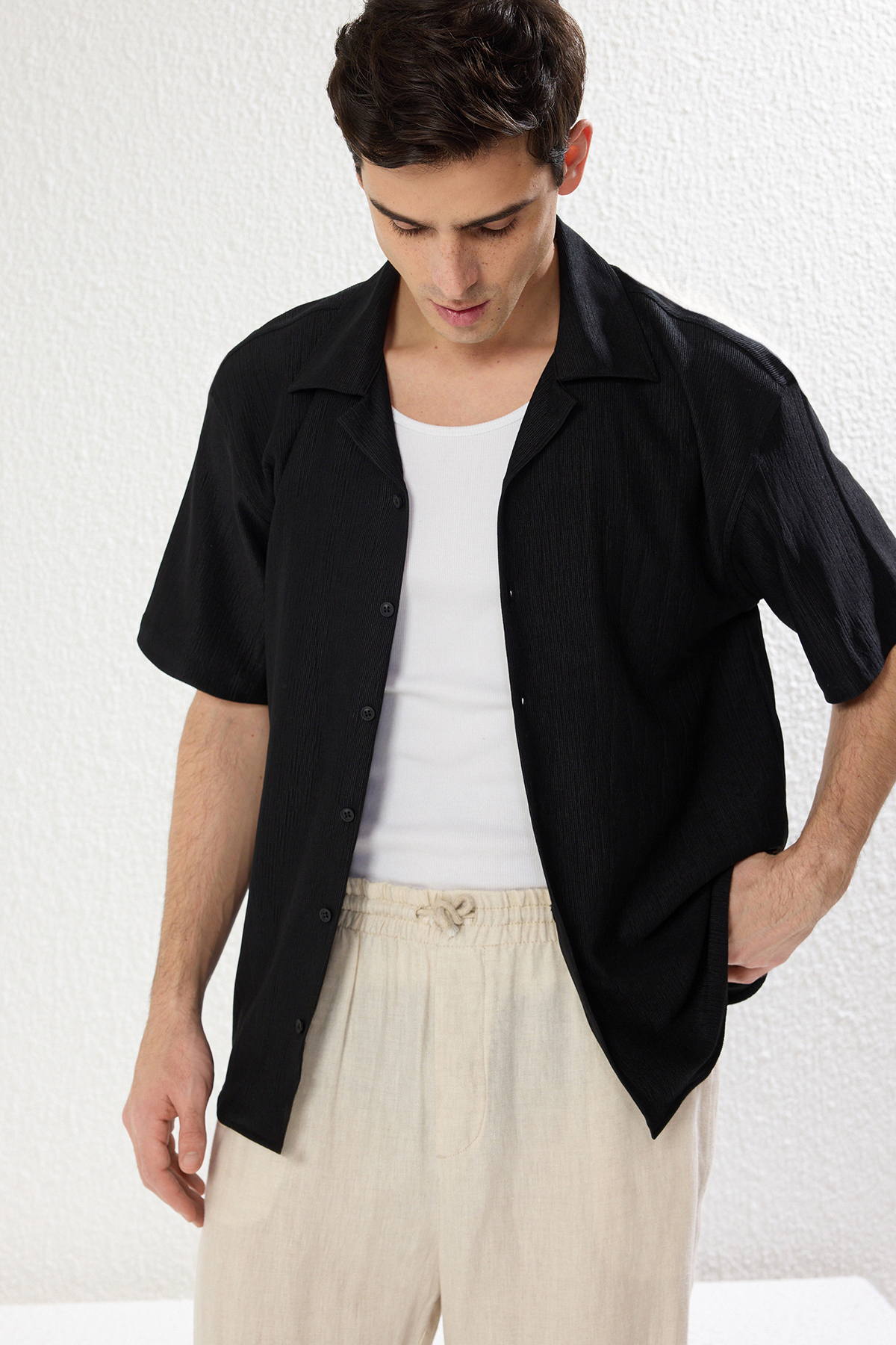 Trendyolmilla Man Siyah Oversize Dokulu Esnek Rahat Örme Kumaş Gömlek TMNSS25GO00006