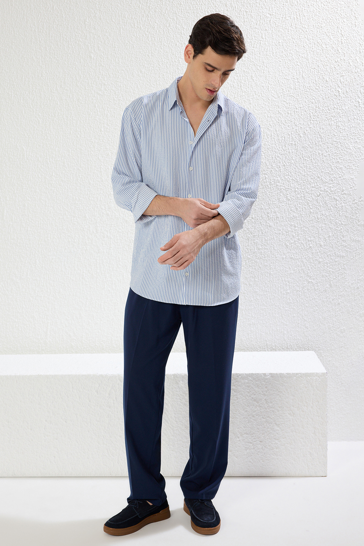 Trendyolmilla  Mavi Oversize Çizgili Gofre Esnek Rahat Kumaş Örme Gömlek TMNSS25GO00024 - Görsel 4