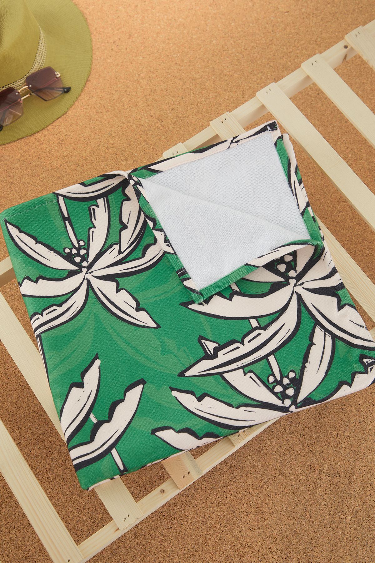 Trendyol Collection-Strandtuch mit tropischem Muster TBESS25PH00000 4