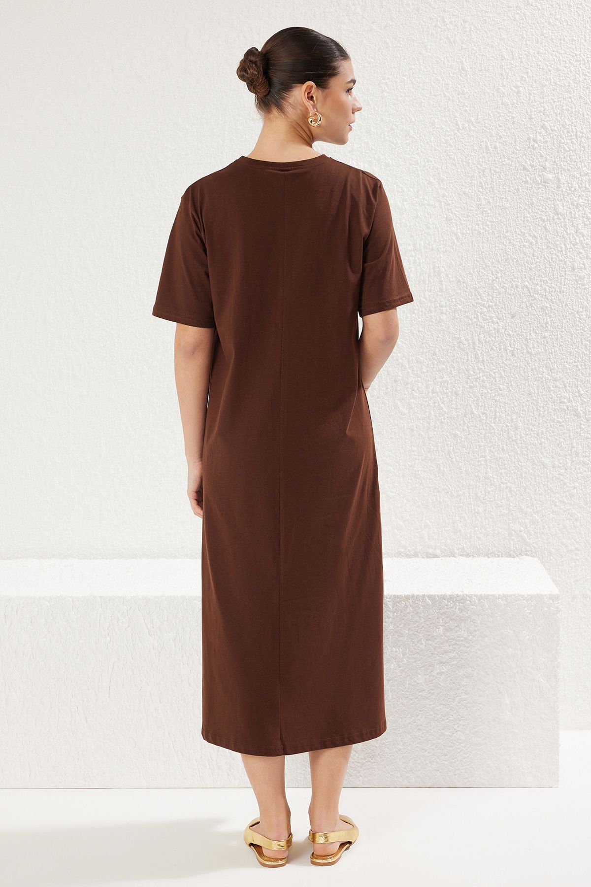 Trendyol Collection-Rochie tricou tricotată midi, maro închis, 100% jerseu simplu, cu mânecă scurtă TWOSS25EL00465 5