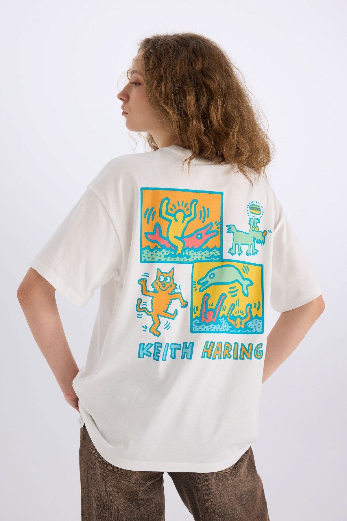 DeFacto Keith Haring Oversize Geniş Kalıp Bisiklet Yaka Sırt Baskılı Kısa Kollu Tişört D9153AX25SM