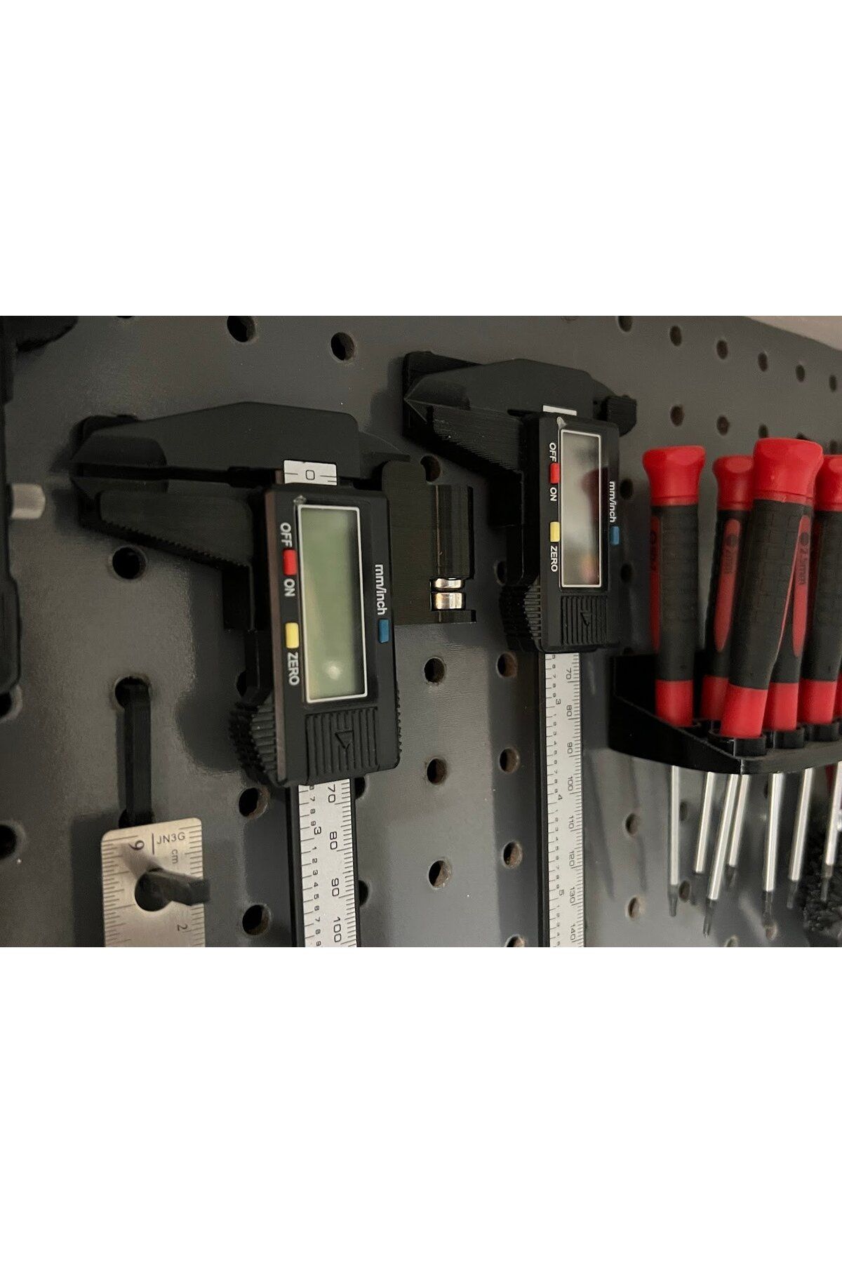 Lucest Pil Dağıtıcılı Dijital Kumpas Tutucu - EMBoyd Pegboard Sistemi