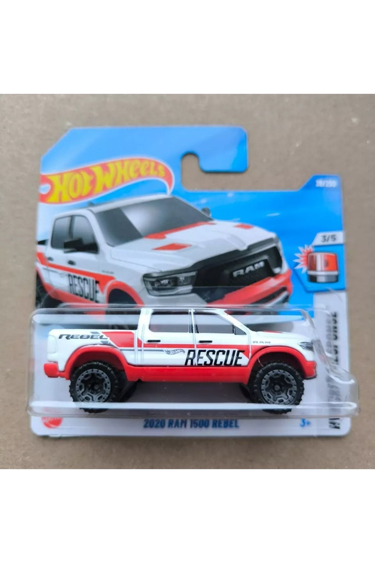 HOT WHEELS 2025 Tekli Araba 2020 Ram 1500 Rebel Kırmızı Beyaz 3/5