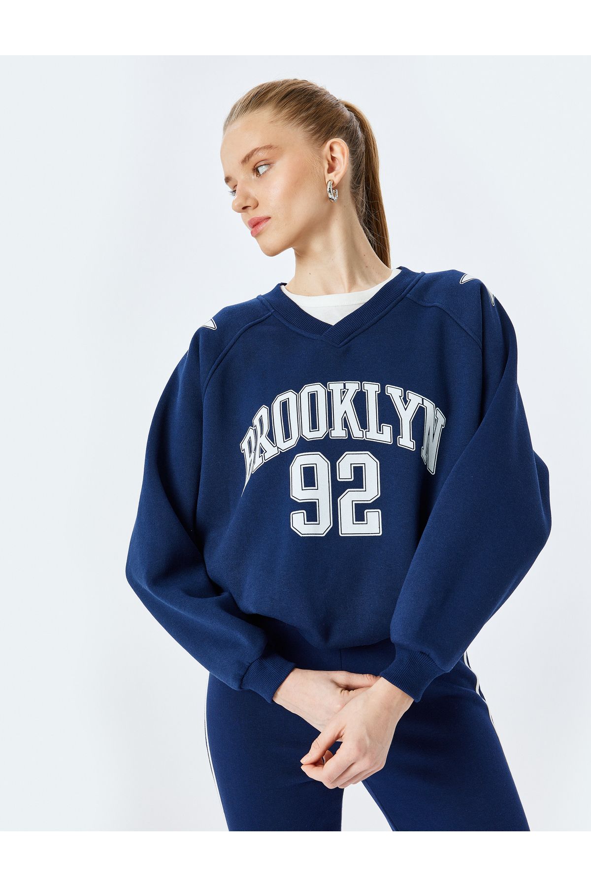 Koton KT - Kolej Baskılı Uzun Kollu Oversize V Yaka Sweatshirt