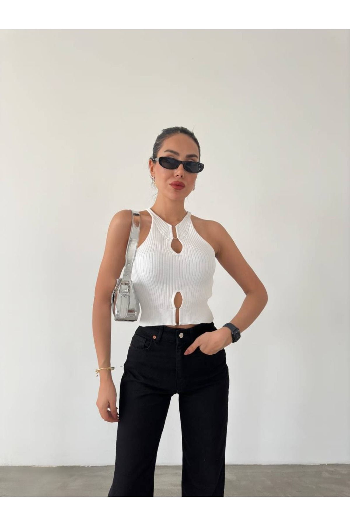 02Lady Fashion Esnek Triko Kumaş Yuvarlak Yaka Kolsuz Aksesuar Detaylı Crop Bluz