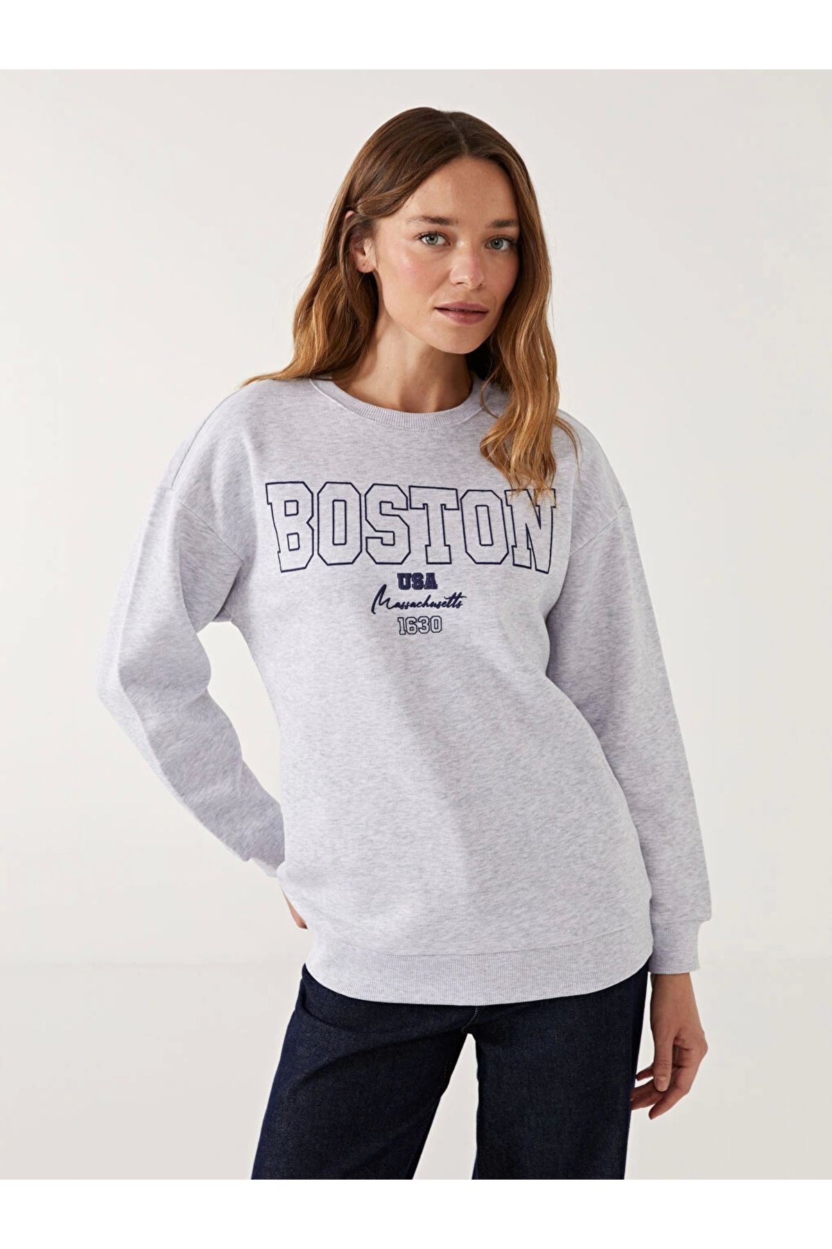 LC Waikiki LCW Modest Beyaz Bisiklet Yaka Boston Baskılı Kadın Sweatshirt Tunik