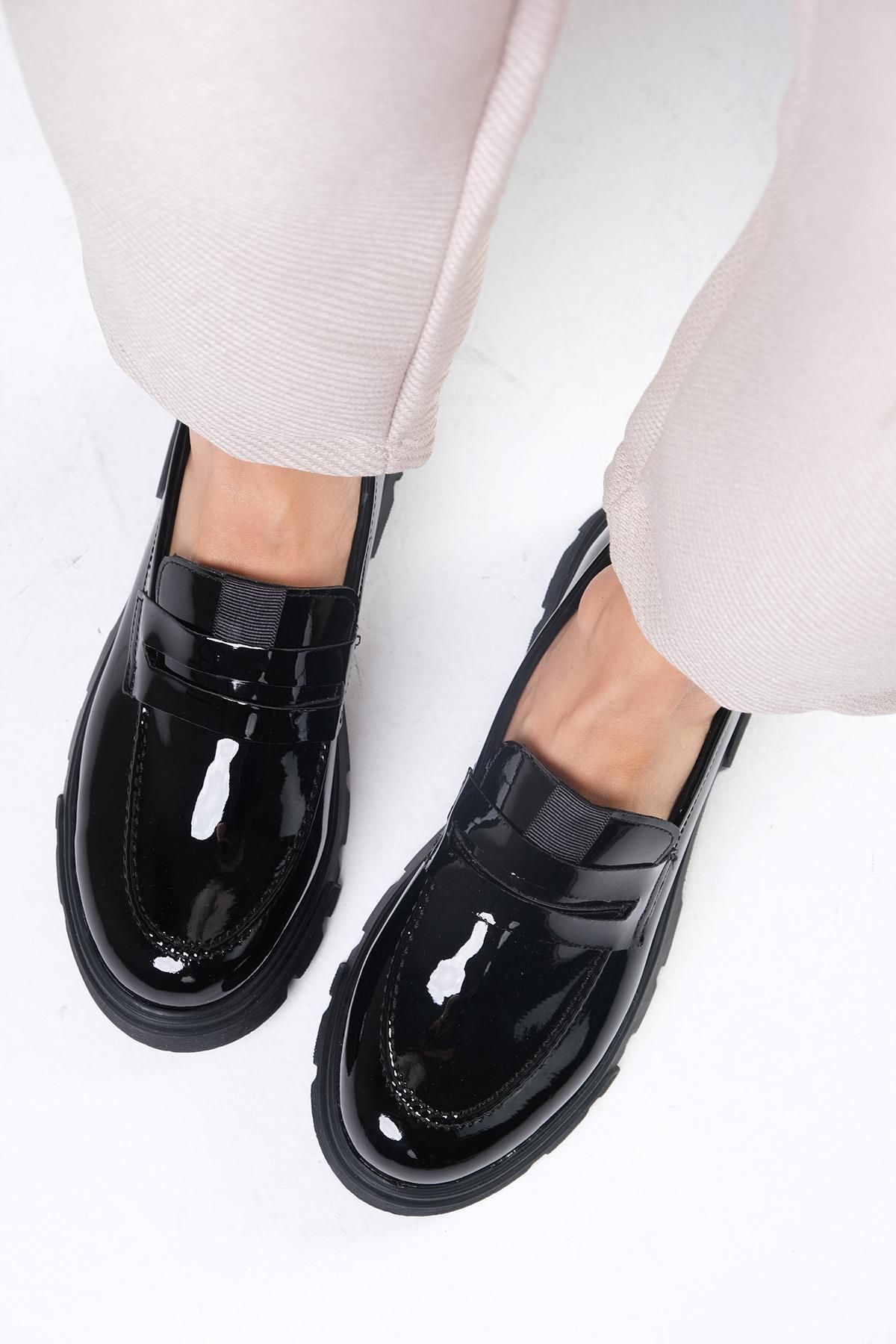 Mio Gusto-Γυναικεία Loafer Παπούτσια Casey Black Color λουστρίνι με χοντρή σόλα 2