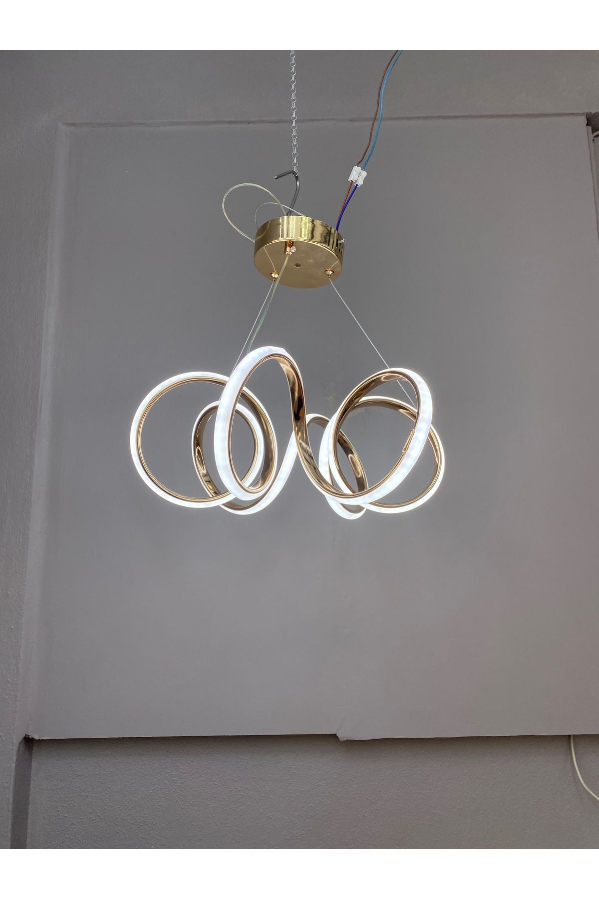 Zeya Lighting Yüksek Aydınlatmalı Kuğu Model gold kaplama sarkıt modern 3 renk led avize