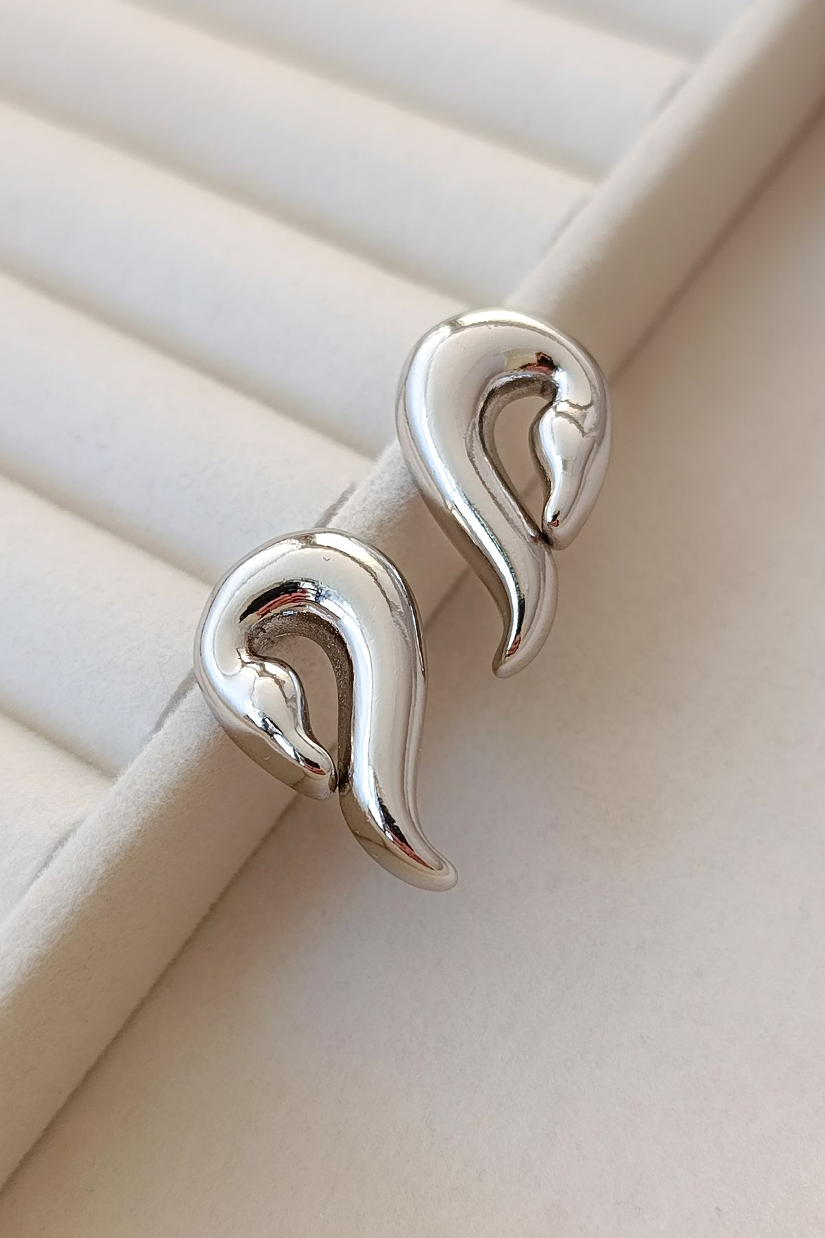 COSİTA-Swan Figure Silver Modern Casual Dress Earrings 1